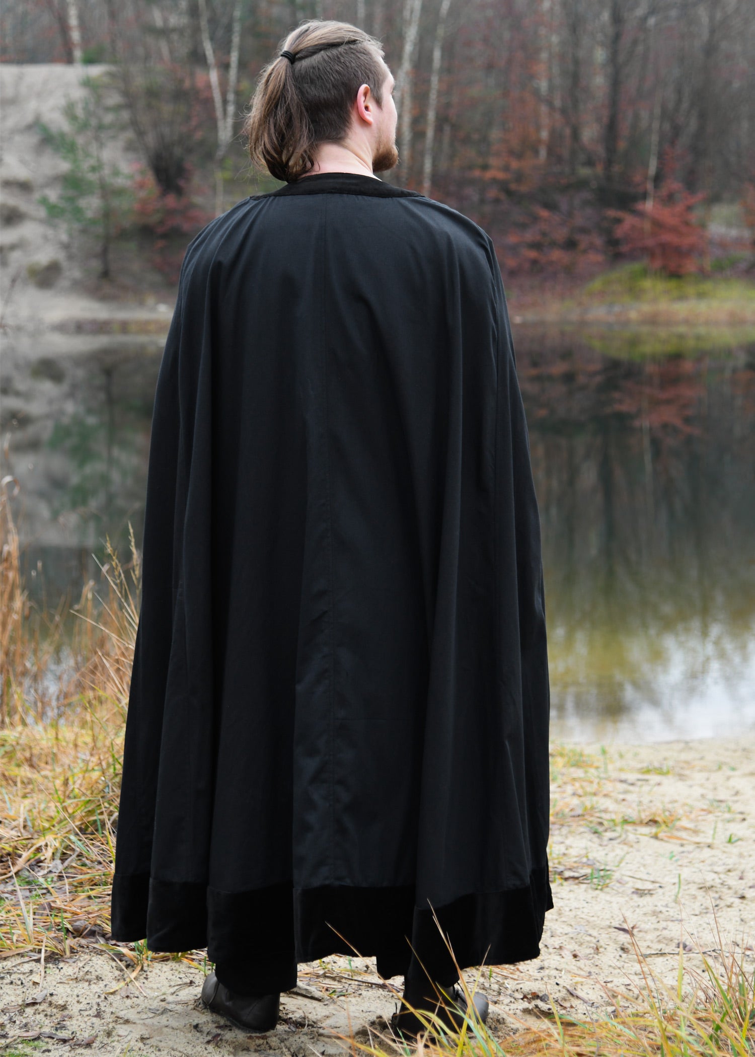 Imagen única de: Manto Medieval Con Ribete De Terciopelo, Negro
