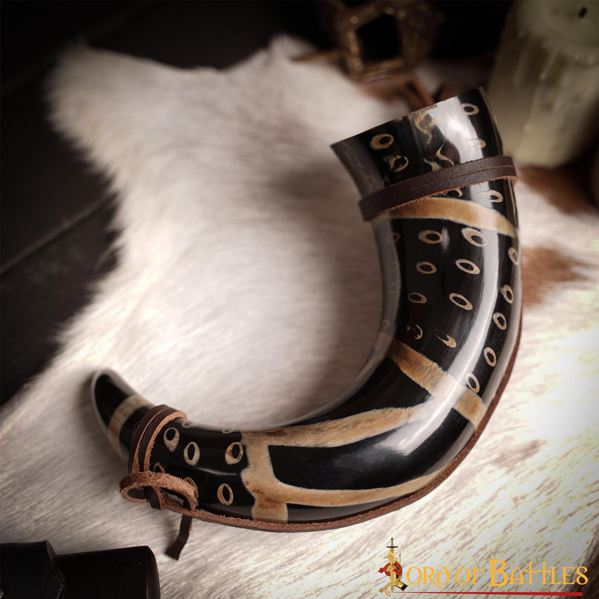 Imagen única de: Cuerno Medieval para Beber 400 - 500 Ml con Cuerda de Cuero Hecho a Mano Verdadero Cuerno de Buey
