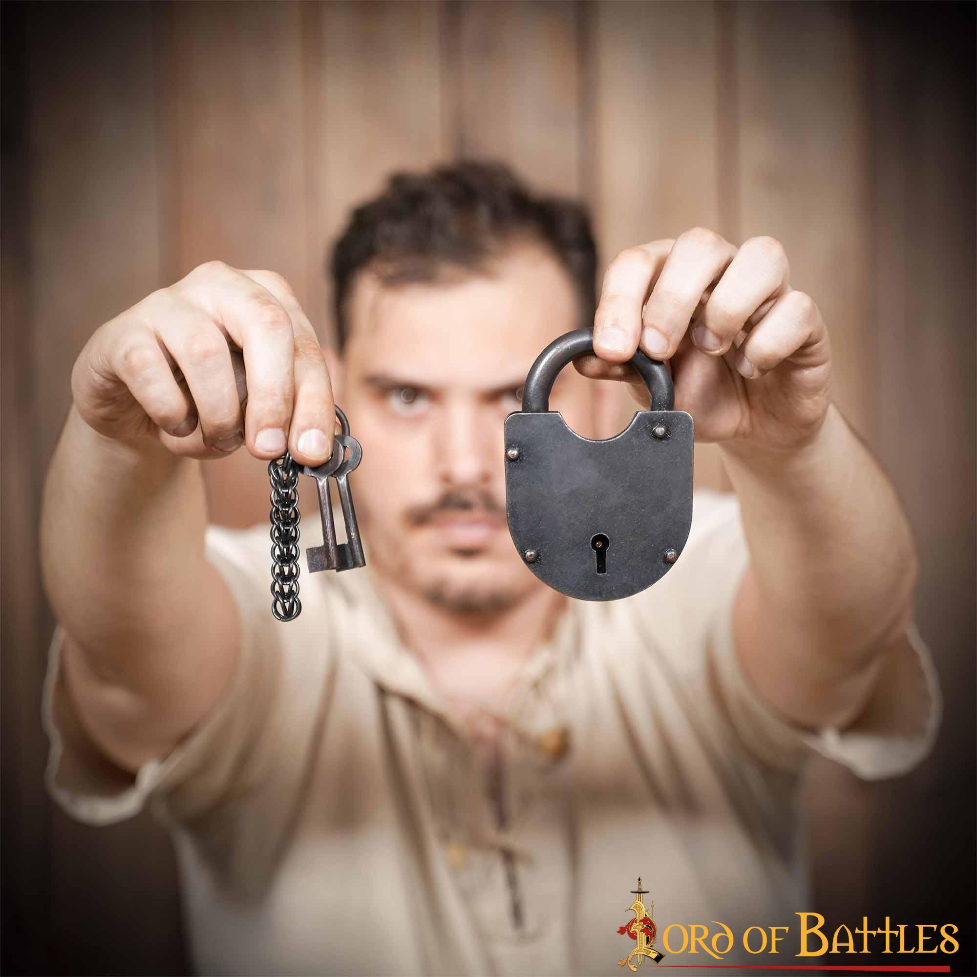 Imagen única de: Candado Medieval Forjado a Mano con Dos Llaves Funcionales