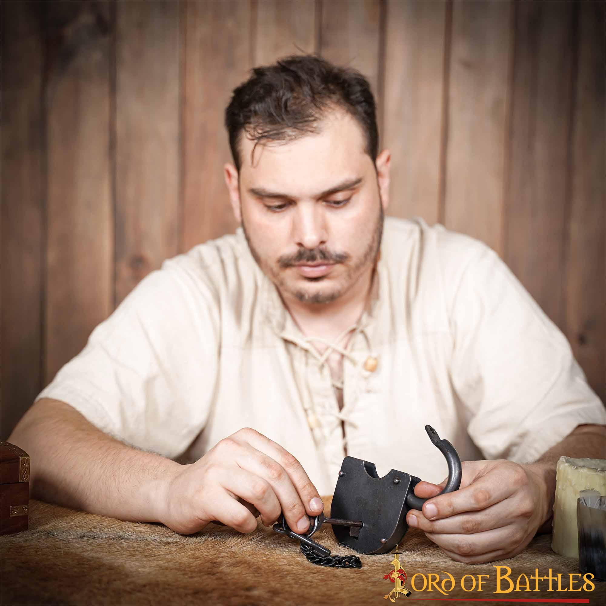 Imagen única de: Candado Medieval Forjado a Mano con Dos Llaves Funcionales