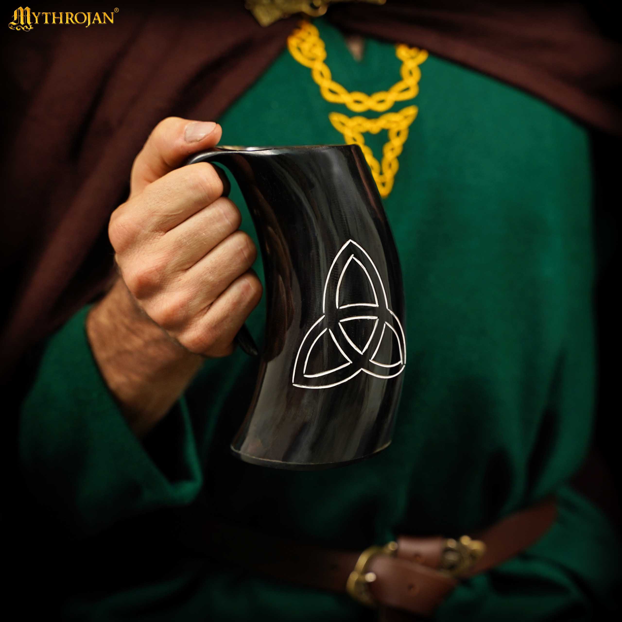 Imagen única de: Jarra de cuerno de buey con nudo triquetra y funda de cuero