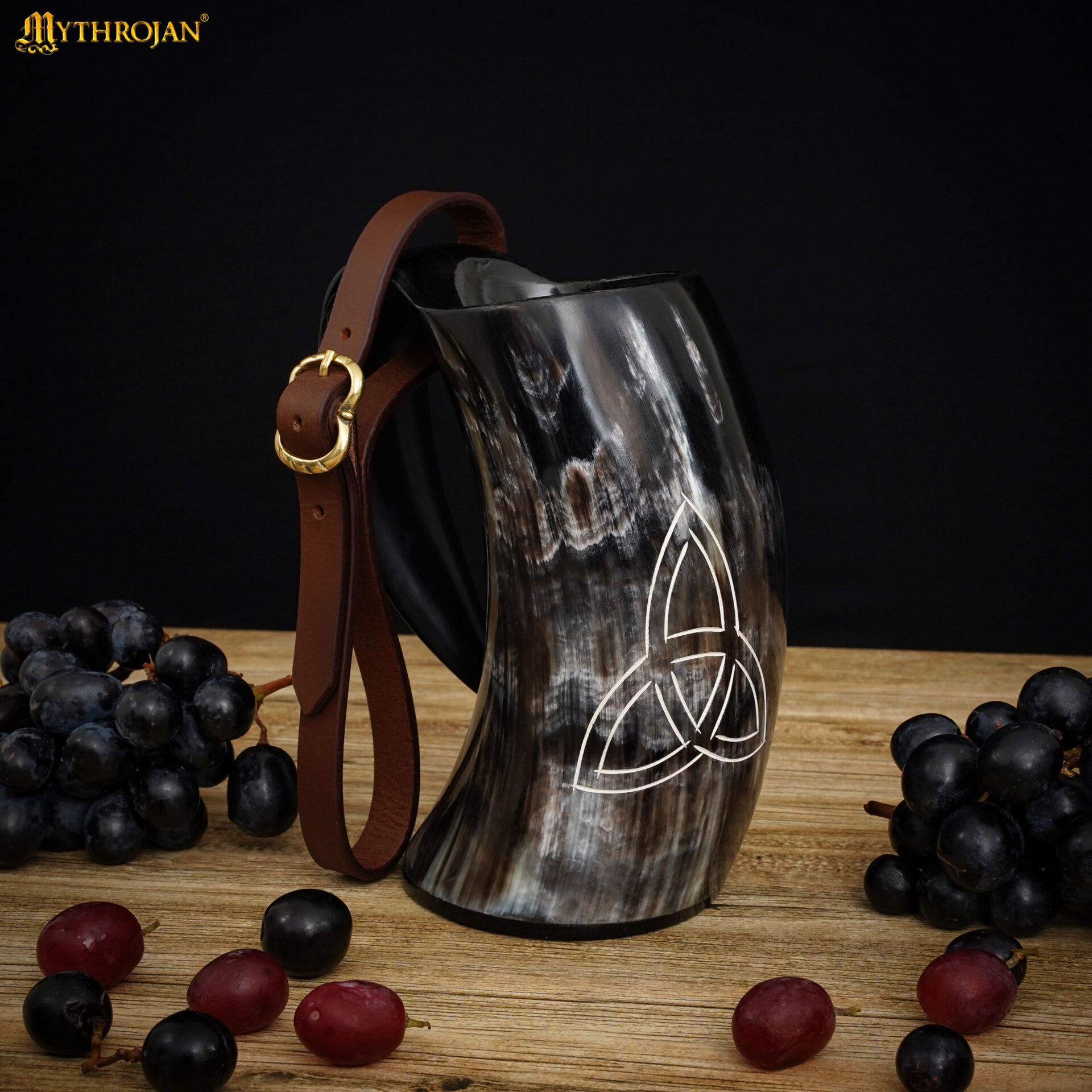 Jarra de cuerno de buey con nudo triquetra y funda de cuero - 600ml - Blemished Grade