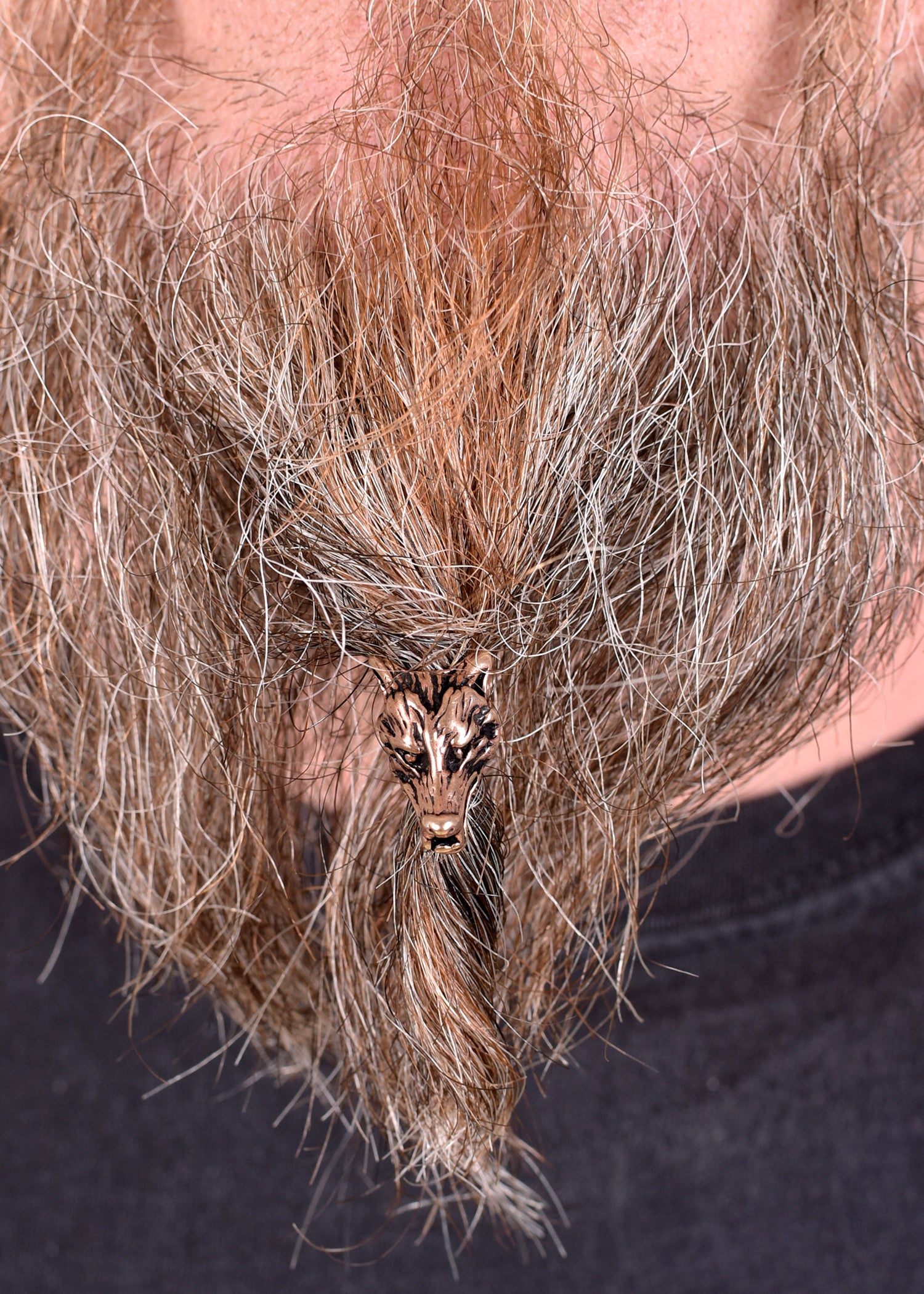 Imagen única de: Cuenta Para Barba Con Cabeza De Lobo De Bronce