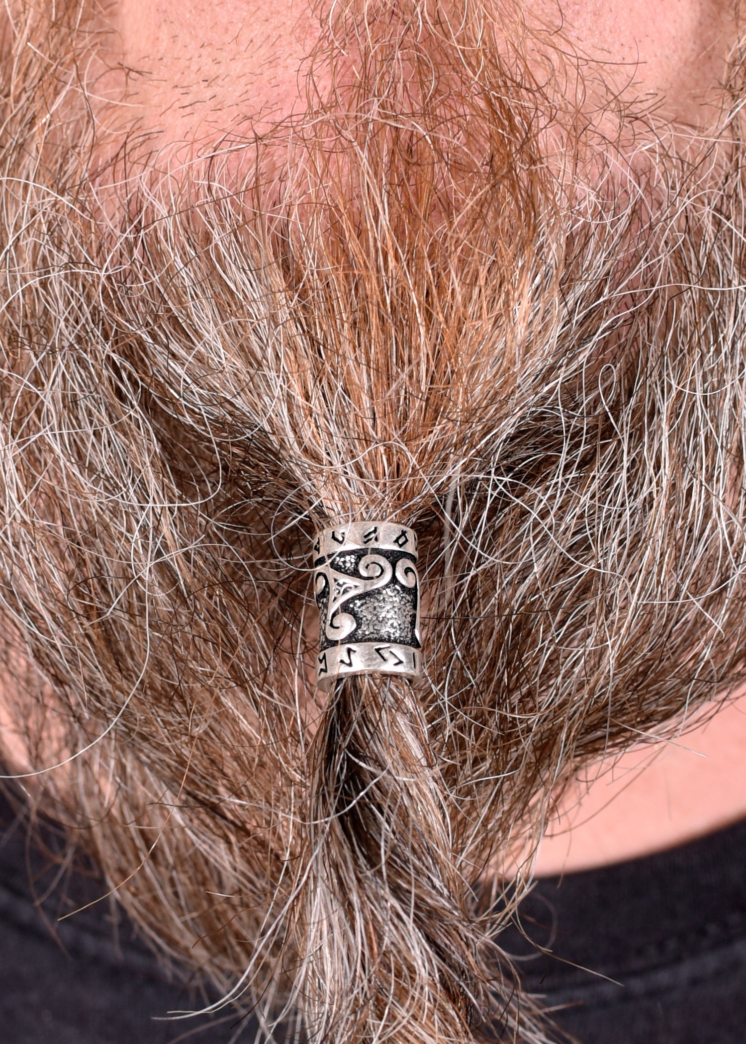 Imagen única de: Cuenta De Barba Medieval Con Runas Y Triskele Plateado