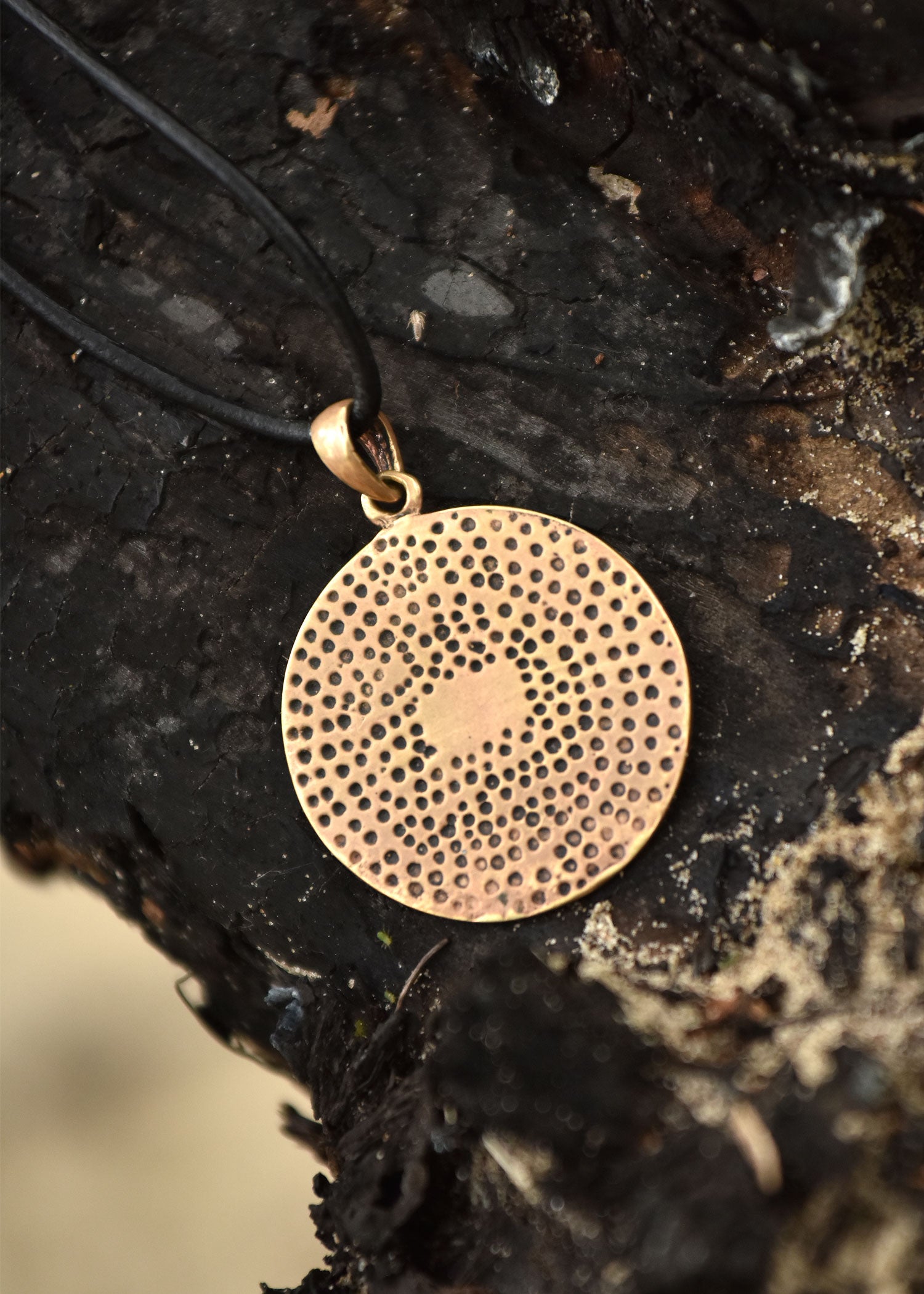 Imagen única de: Colgante De Bronce, Vegvísir