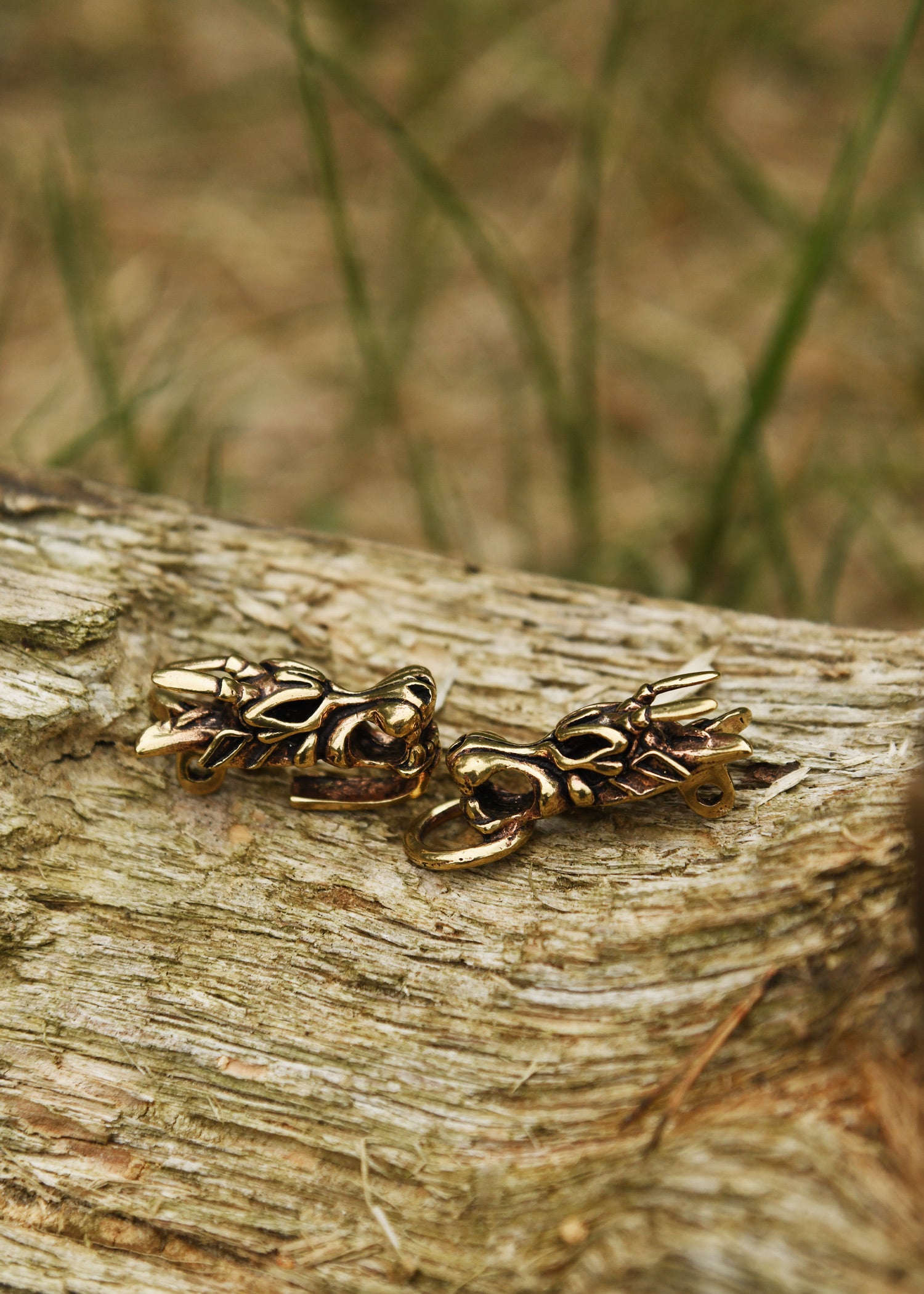 Imagen única de: Broche De Túnica Vikinga Con Cabezas De Dragón De Bronce