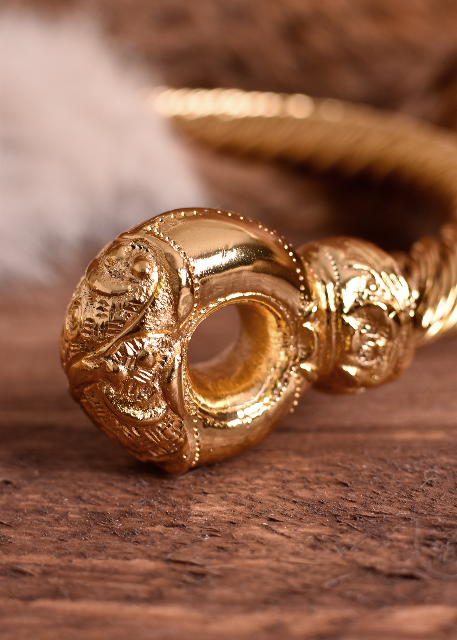 Imagen única de: Large Torque De Snettisham - Réplica De Latón Bañado En Oro