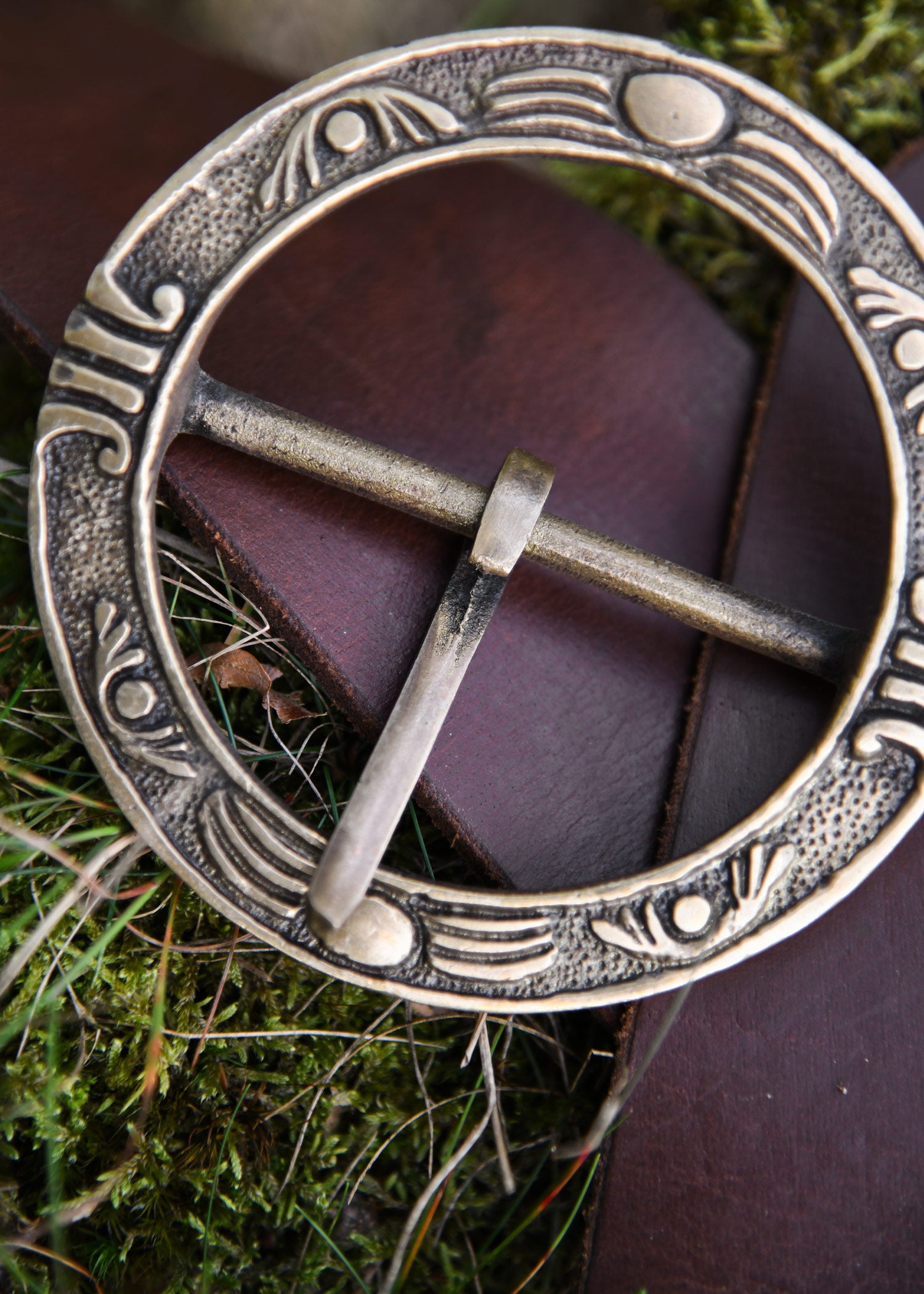 Imagen única de: Hebilla De Cinturón Medieval Redonda Grande Fabricada En Latón.