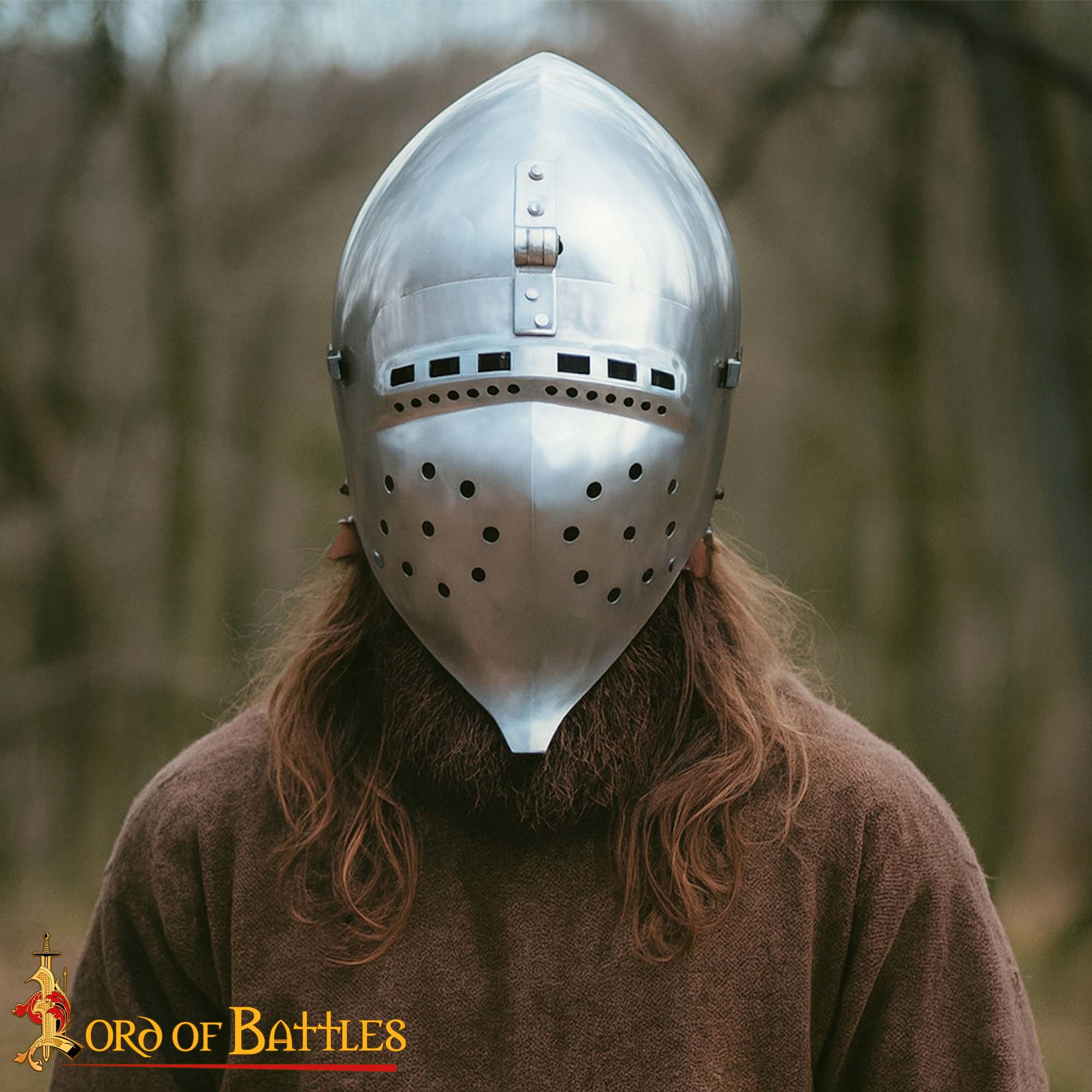 Bacinete medieval siglo XIV–XV con visera abatible y forro
