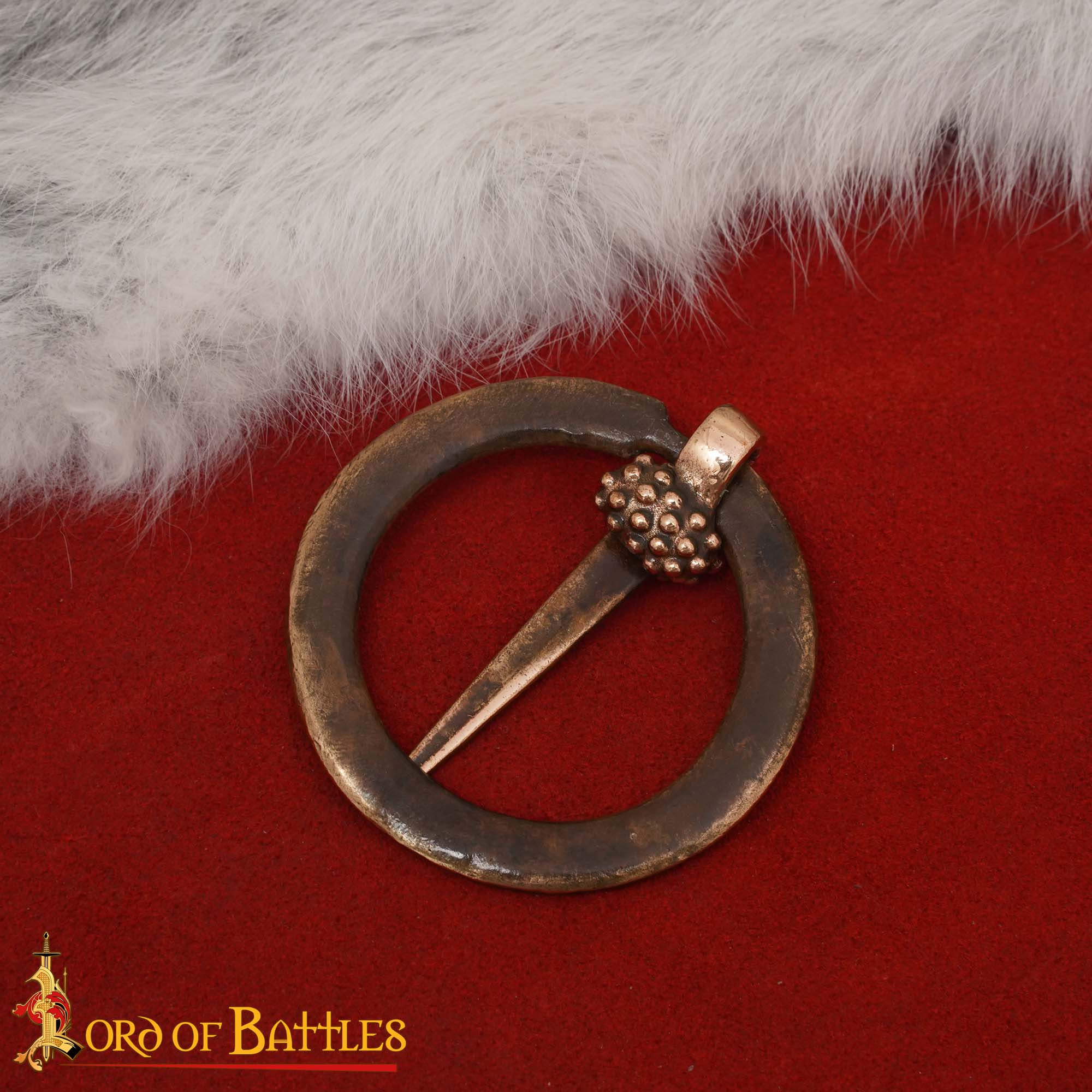 Imagen única de: Broche Medieval de Bronce con Anillo Fundido a la Cera Perdida Diseño Inscrito