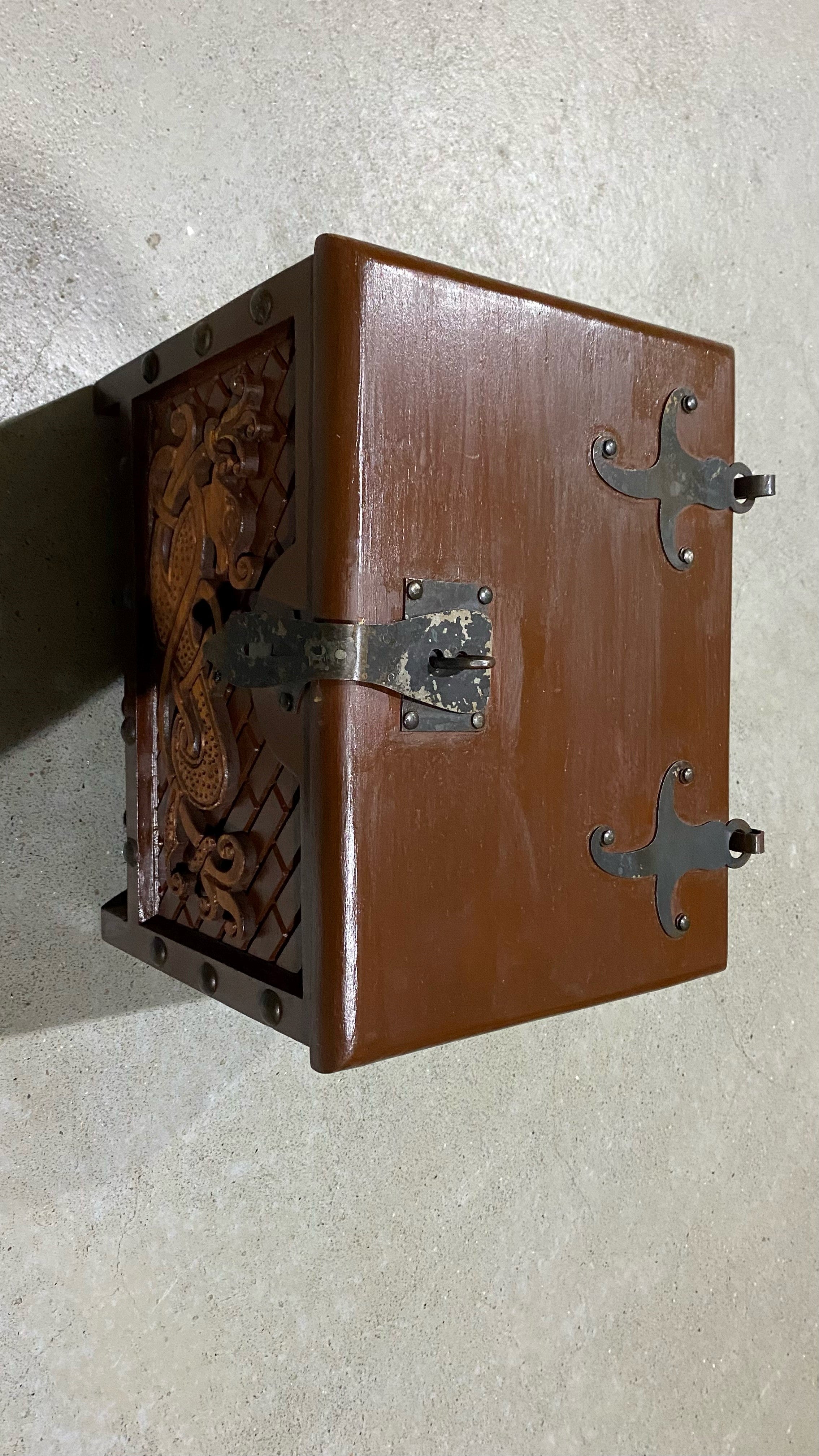 Imagen única de: Caja Vikinga De Madera Con Motivo De Serpiente Midgard, Aprox. 33 X 25 X 28 Cm, Con Defectos