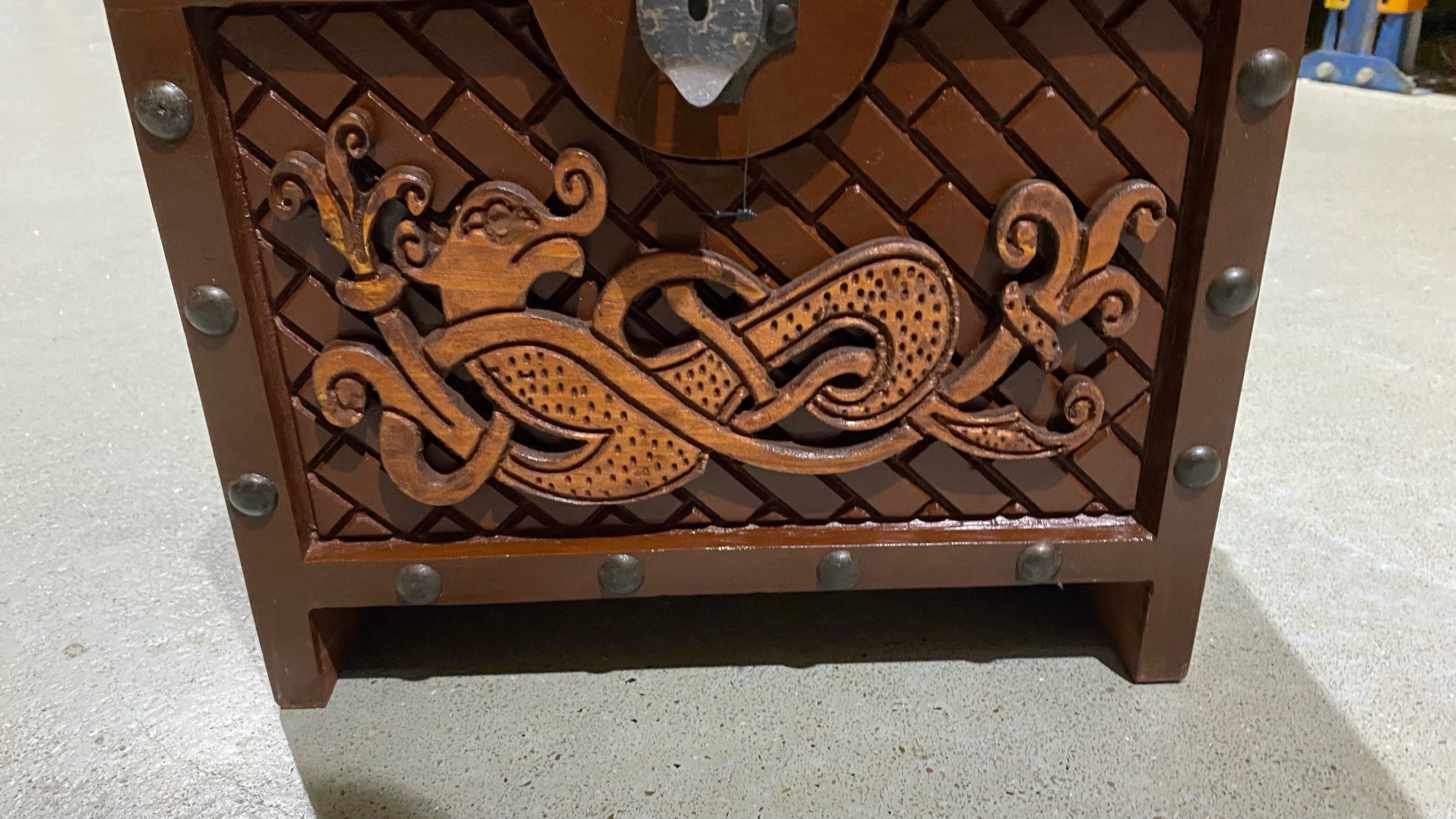 Imagen única de: Caja Vikinga De Madera Con Motivo De Serpiente Midgard, Aprox. 33 X 25 X 28 Cm, Con Defectos