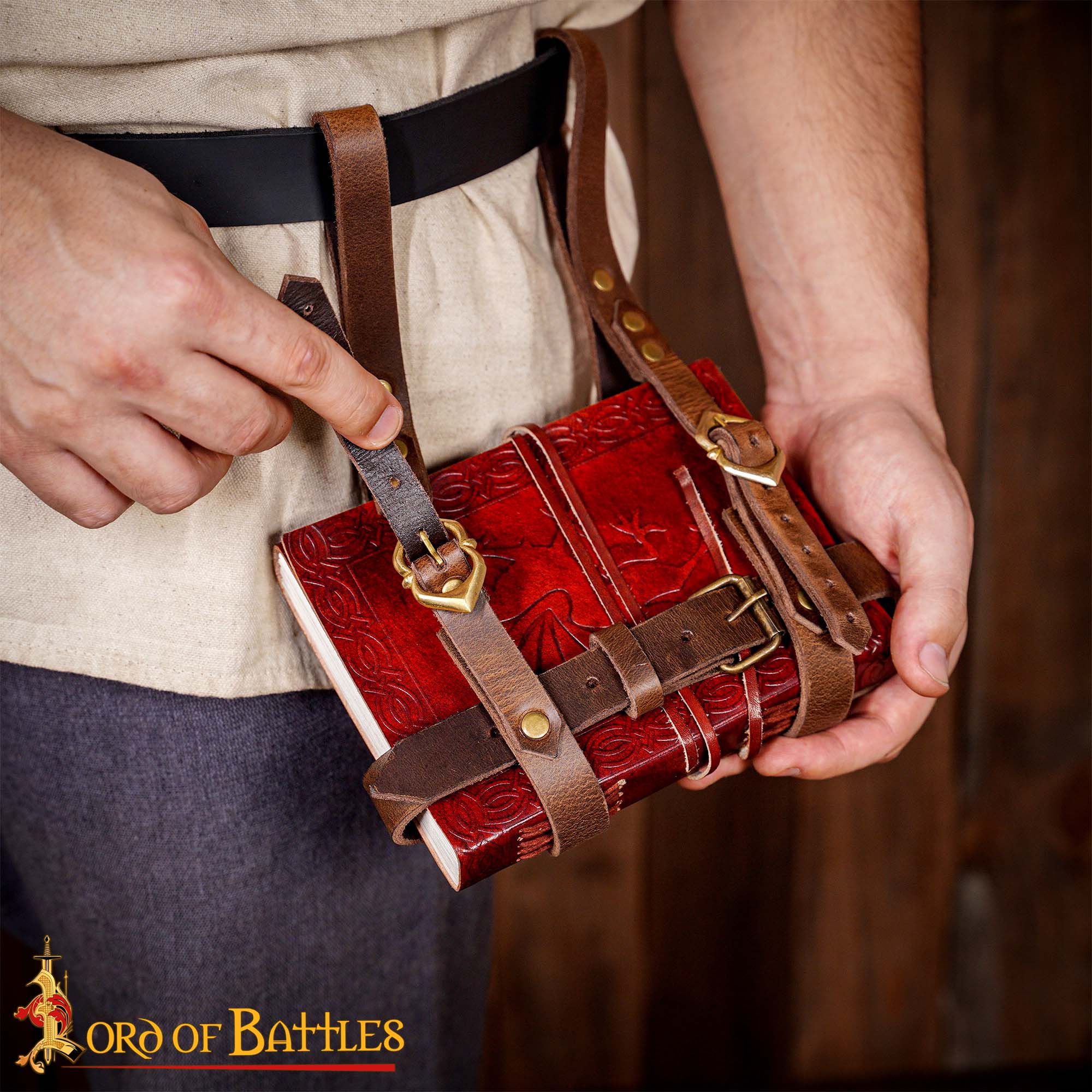 Porta diario medieval de cuero con hebillas de latón - imagen 20