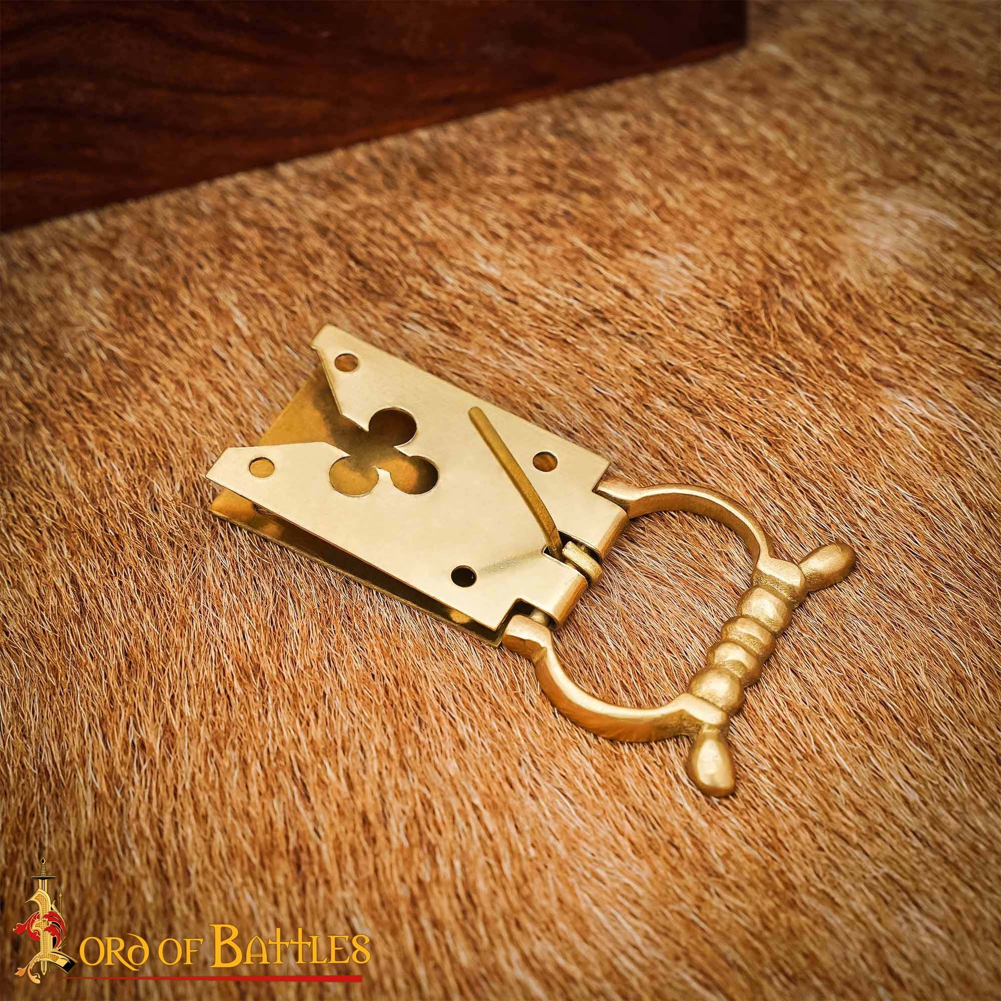 Imagen única de: Hebilla de Cinturón de Latón Medieval - Motivo Trébol para Larp y Disfraces Históricos