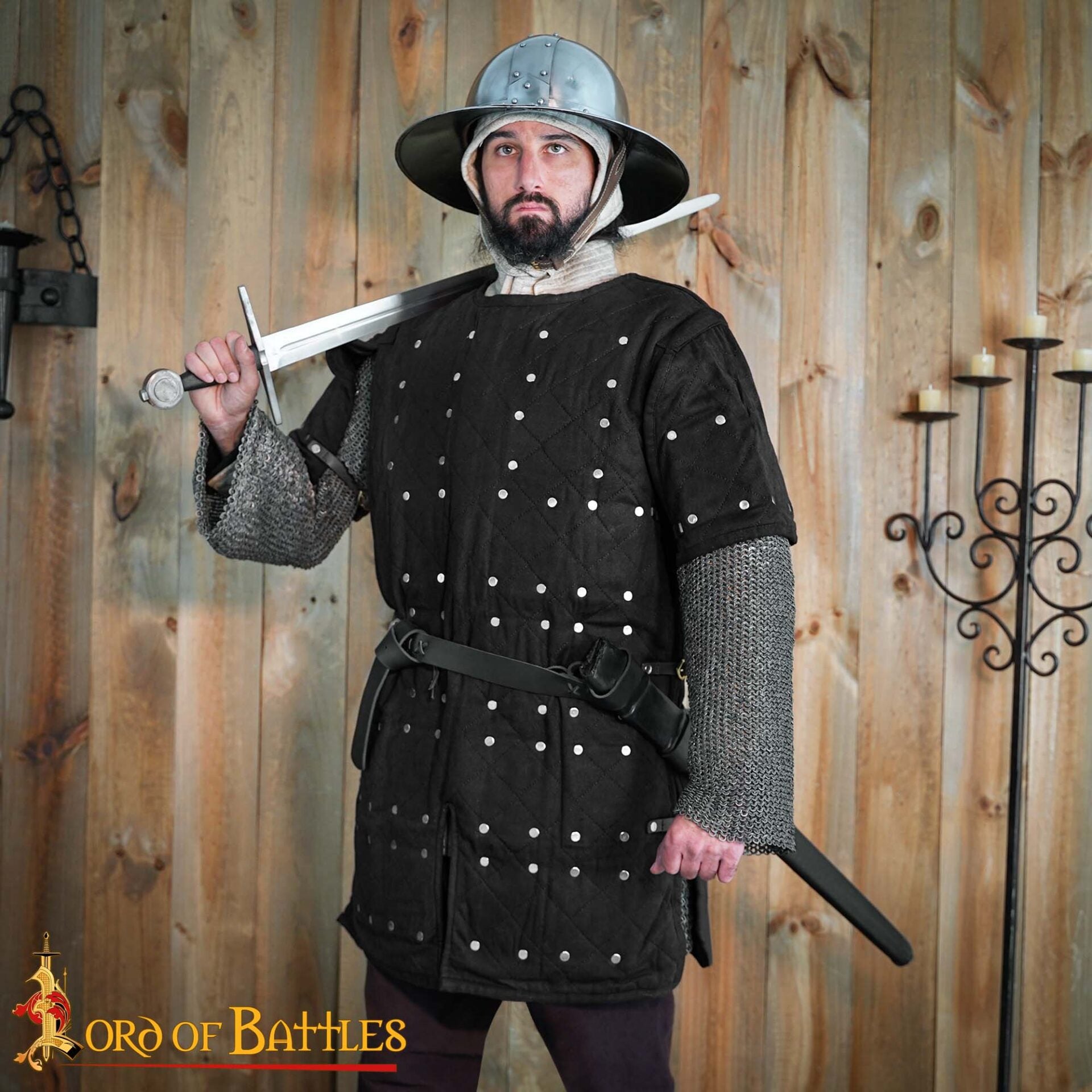 Brigandina medieval con placas de acero remachadas y cuerpo de algodón