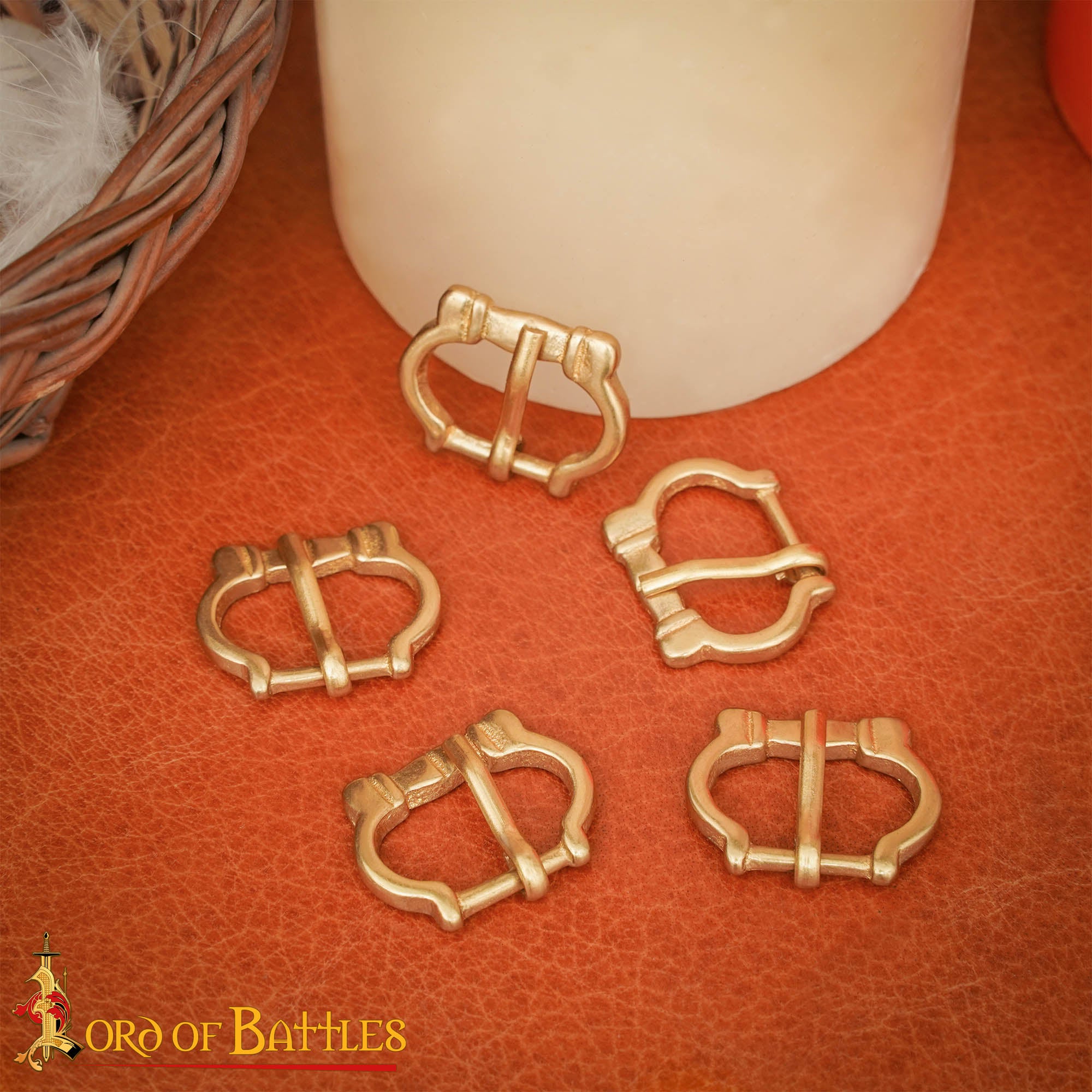 Imagen única de: Pequeñas Hebillas Medievales de Latón para Cinturón - Juego de 5 Piezas Acabadas a Mano (réplica de 1200-1400)