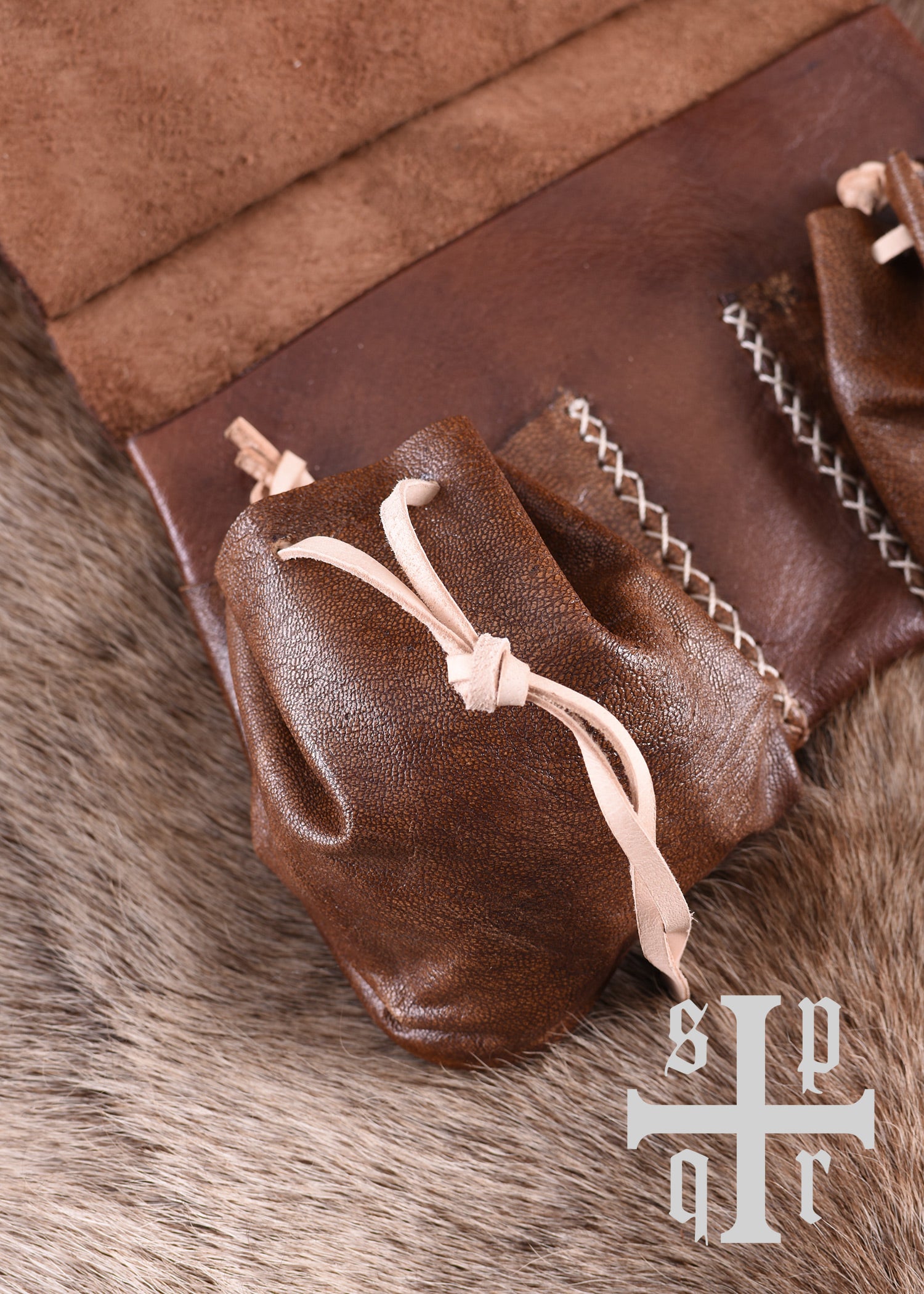 Imagen única de: Bolso Medieval De Piel, Siglo Xiv, Marrón.