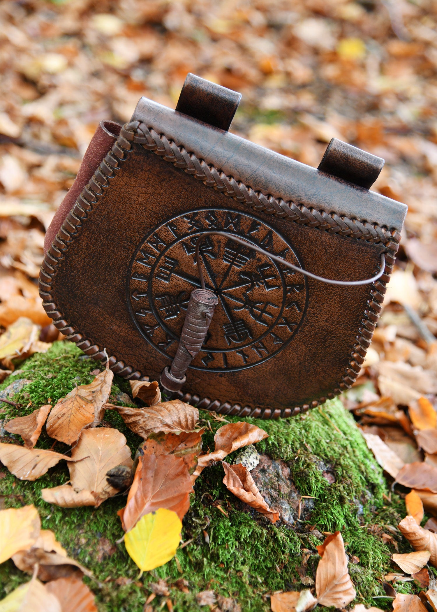 Imagen única de: Riñonera Piel Grabada Vegvísir Marrón