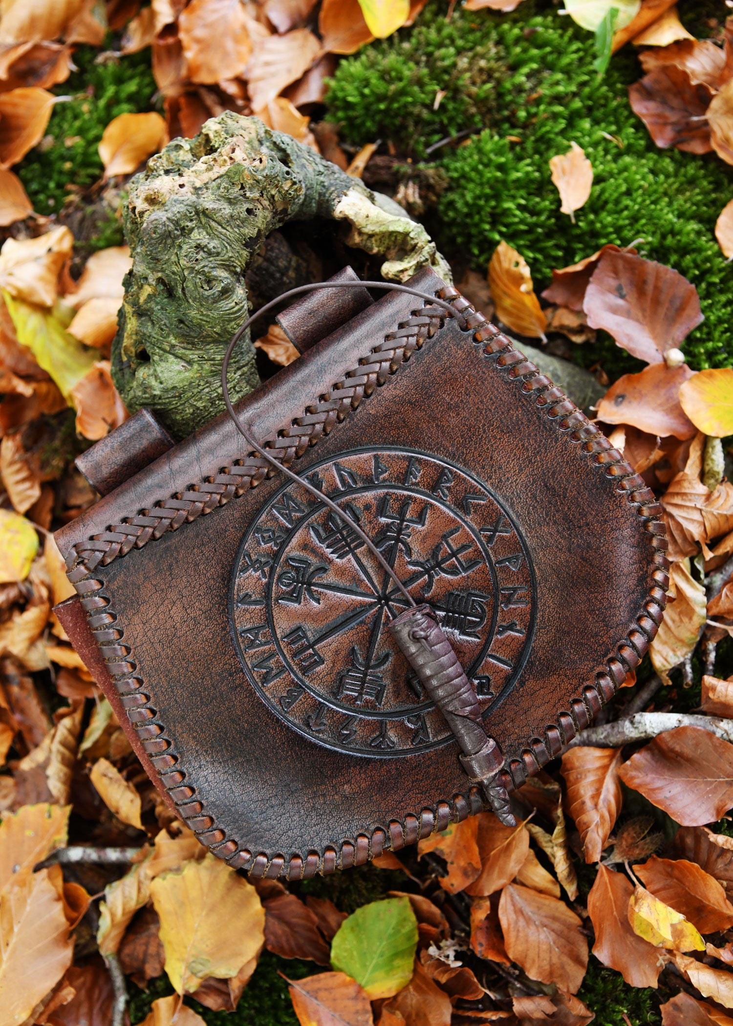Imagen única de: Riñonera Piel Grabada Vegvísir Marrón