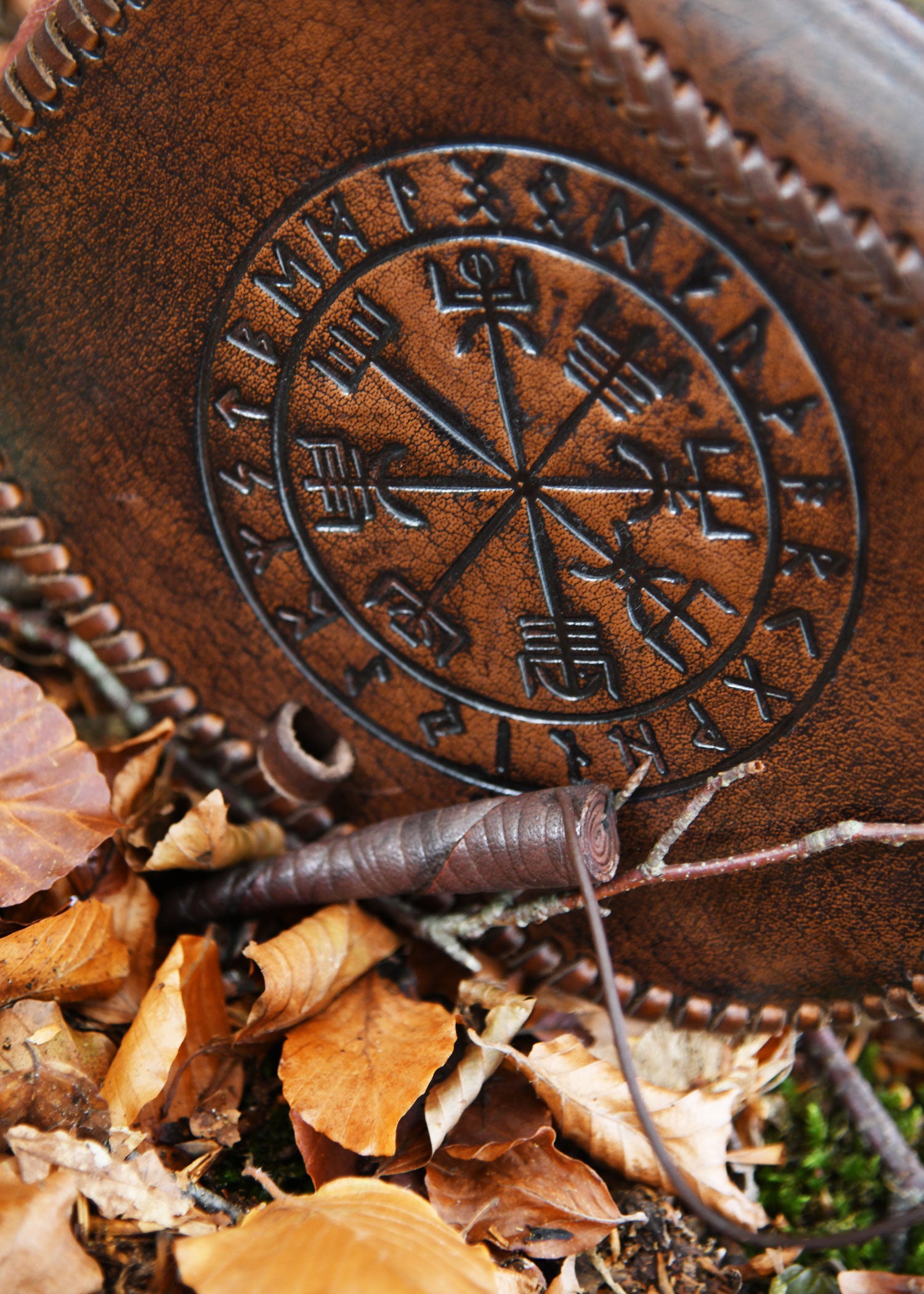 Imagen única de: Riñonera Piel Grabada Vegvísir Marrón