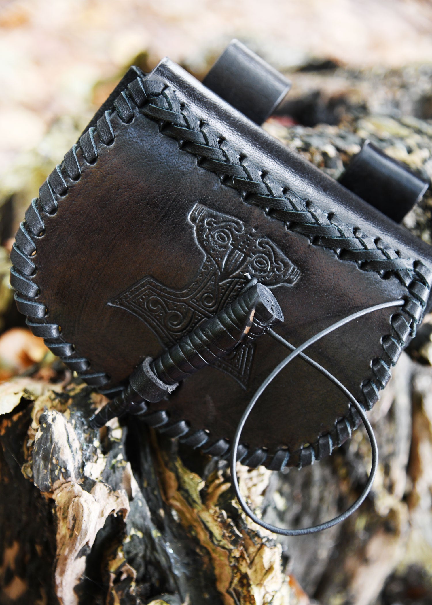 Imagen única de: Riñonera Pequeña De Piel Con Grabado Del Martillo De Thor, Negro