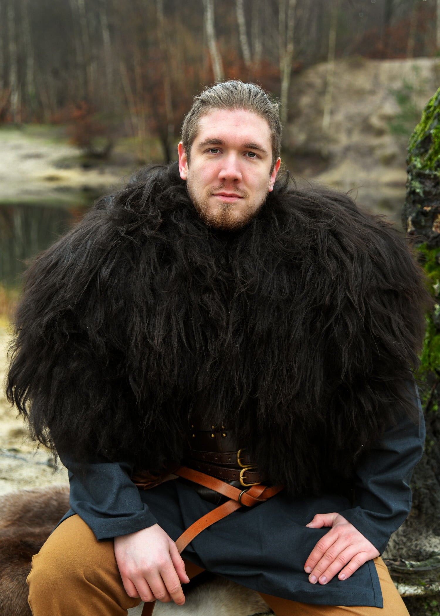 Imagen única de: Capa Berserker negra hecha con piel de Oveja de Nordland&nbsp;