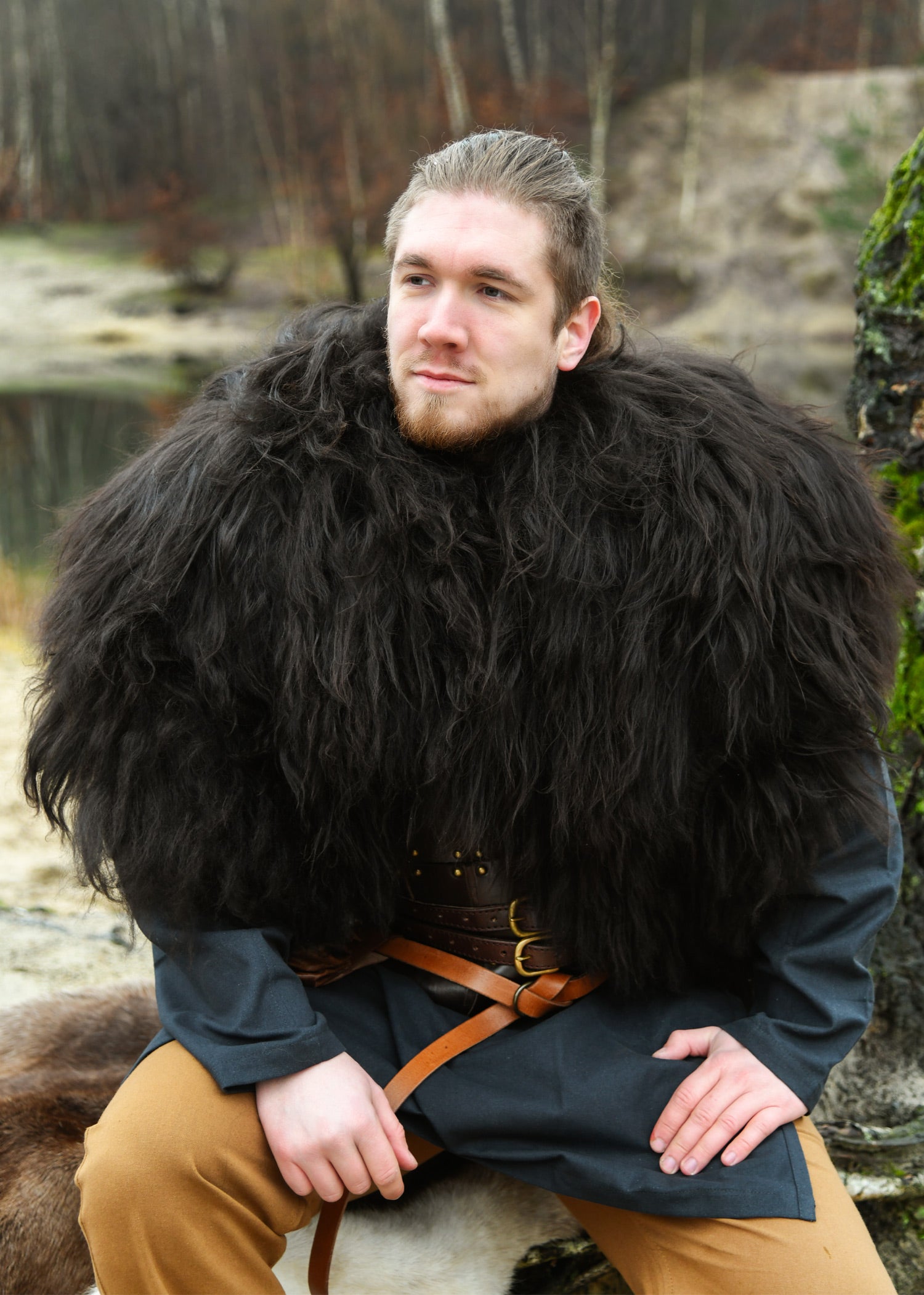 Imagen única de: Capa Berserker negra hecha con piel de Oveja de Nordland&nbsp;