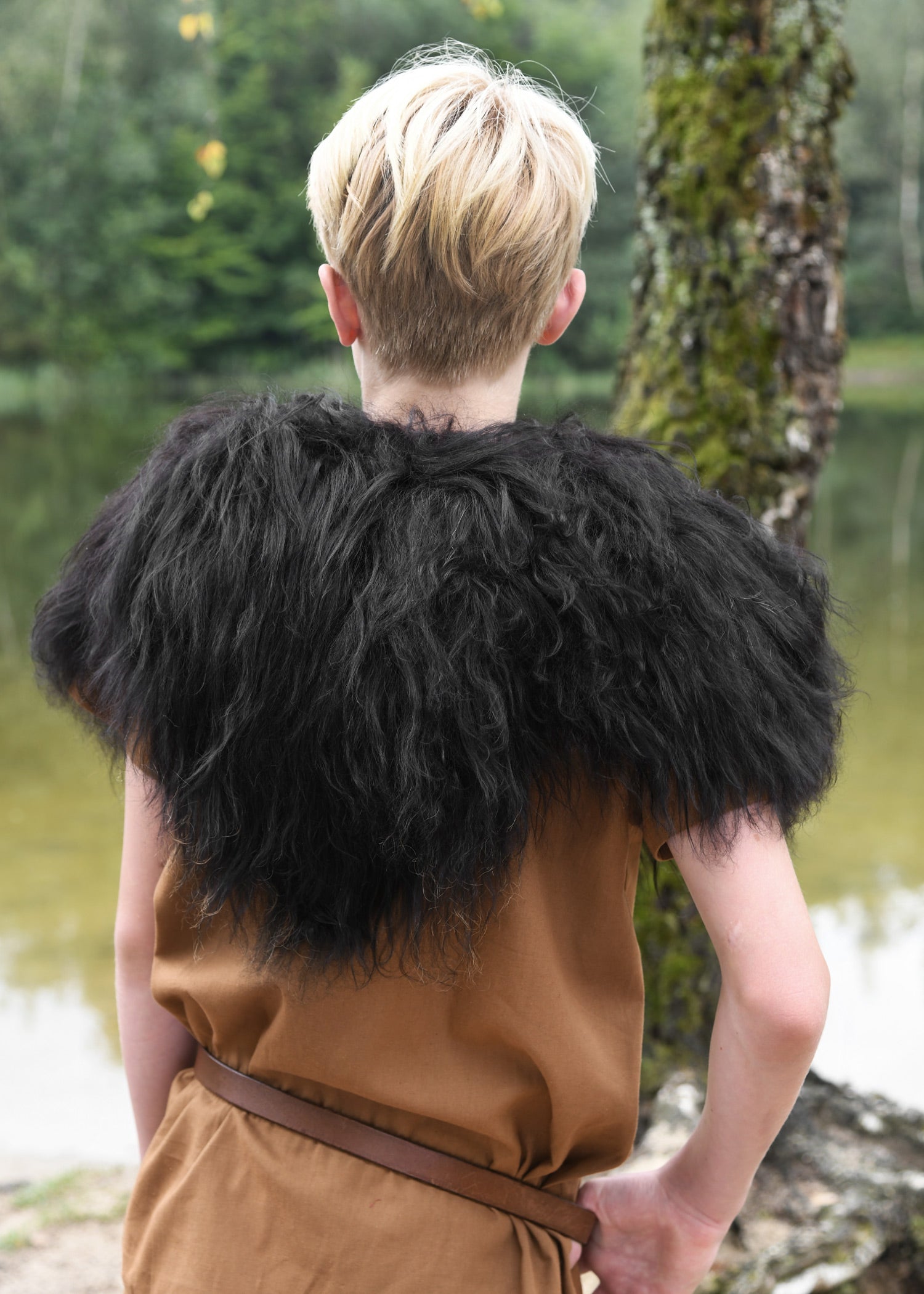 Imagen única de: Hombrera Vikinga de Piel de Oveja Nordland, Negra, Para Niños