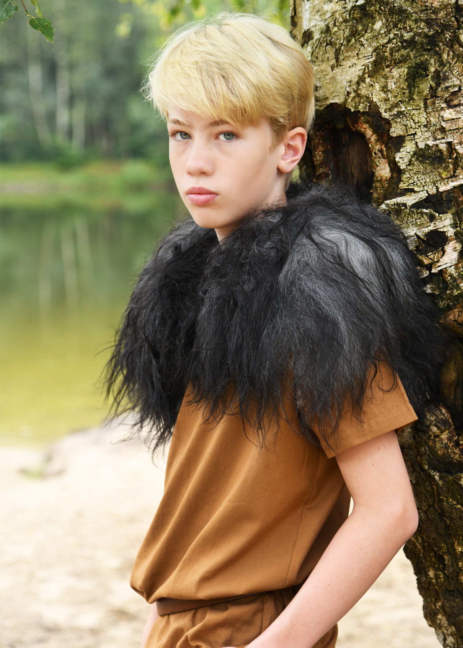 Imagen única de: Hombrera Vikinga de Piel de Oveja Nordland, Negra, Para Niños