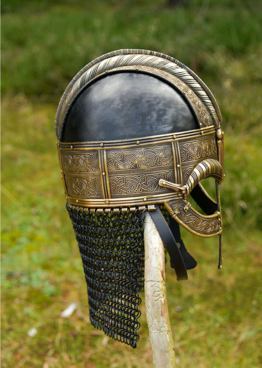 Detalle de la decoración metálica del casco vikingo de Valsgärde