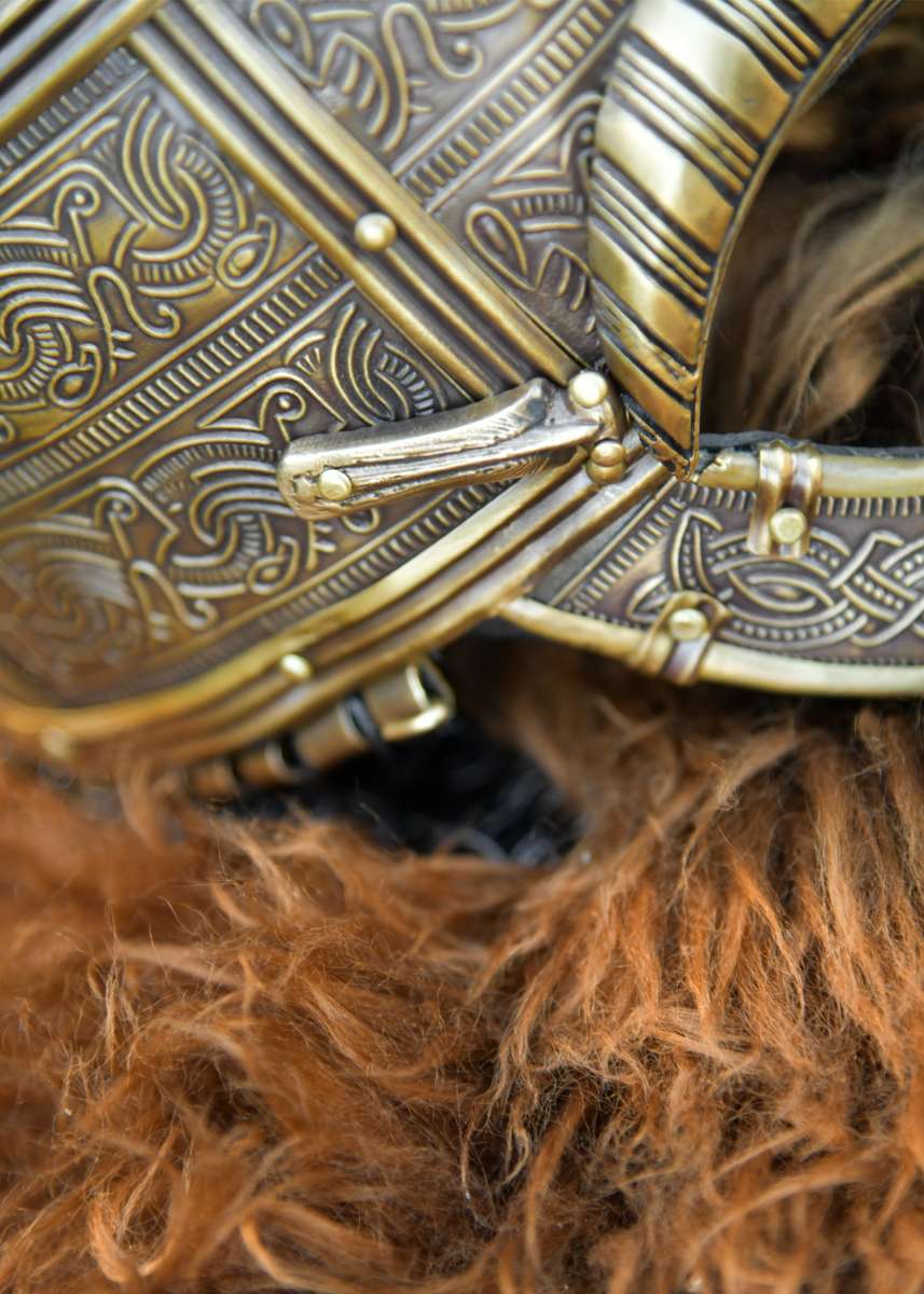 Ornamentación nórdica con motivos entrelazados del casco de Valsgärde