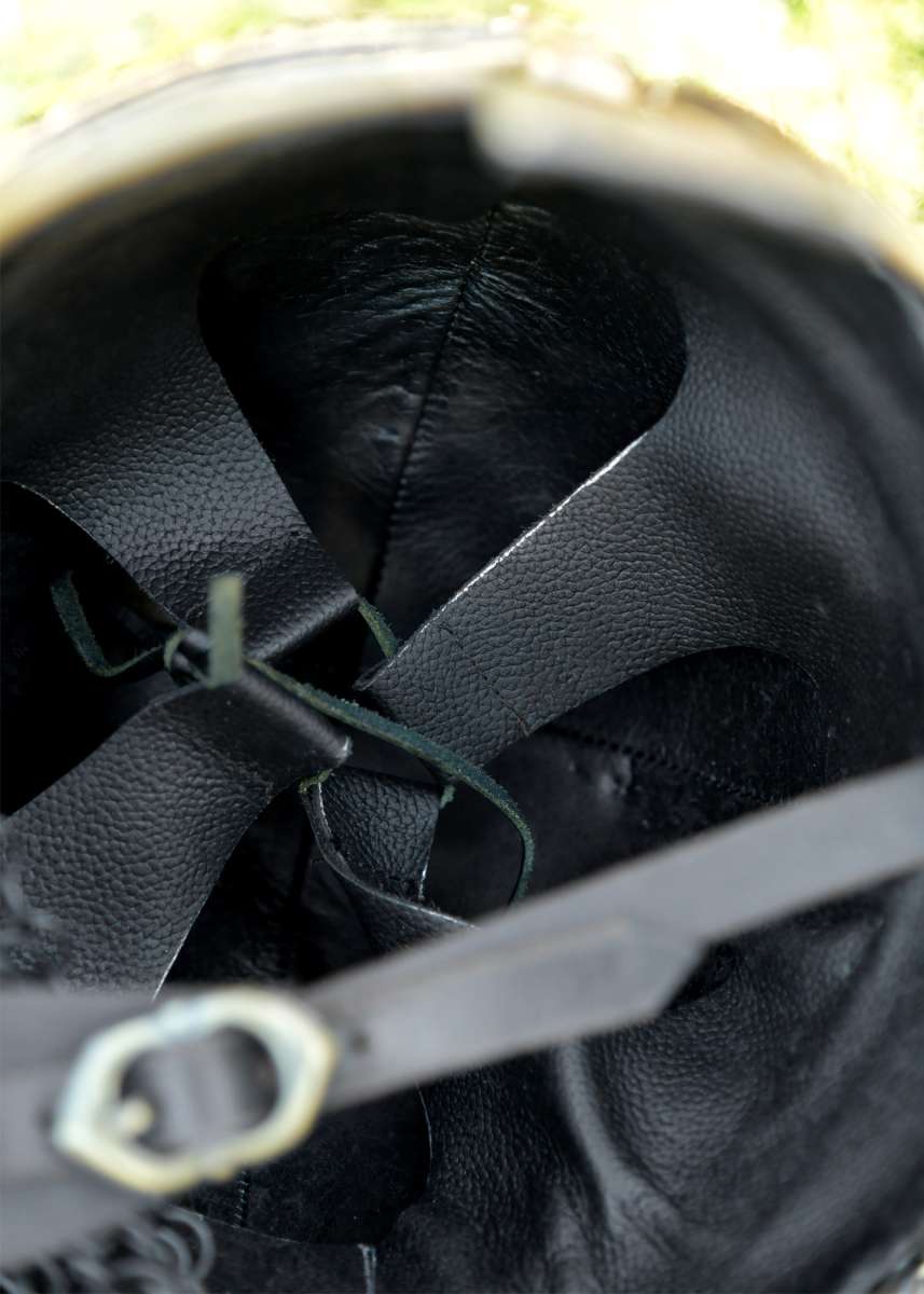 Detalle de la malla de acero pavonado del casco de Valsgärde