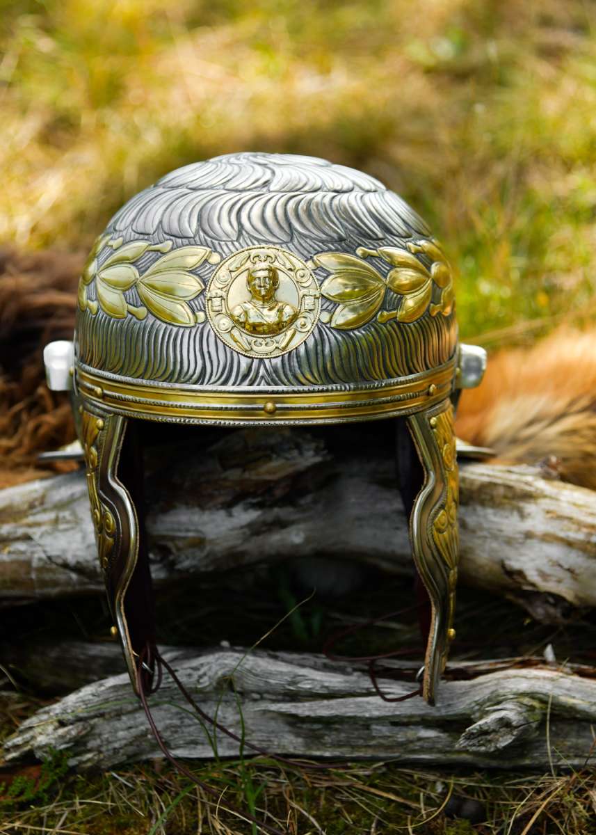 Detalle lateral decorado del casco de caballería romana de Xanten
