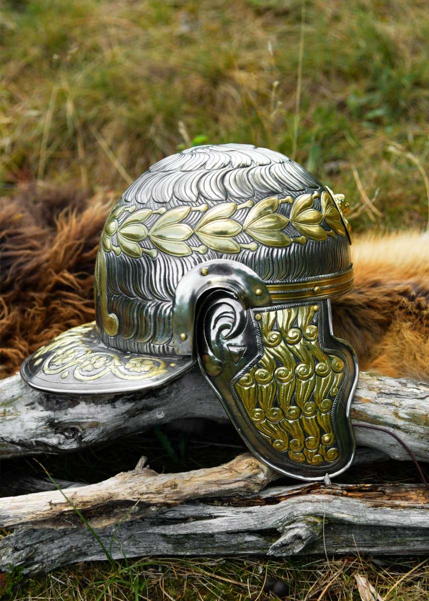 Casco de Xanten con banda ornamental y medallón frontal