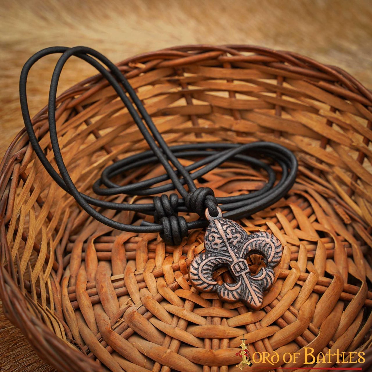Imagen única de: Colgante Flor de Lis con cordón de cuero ajustable - imagen 8