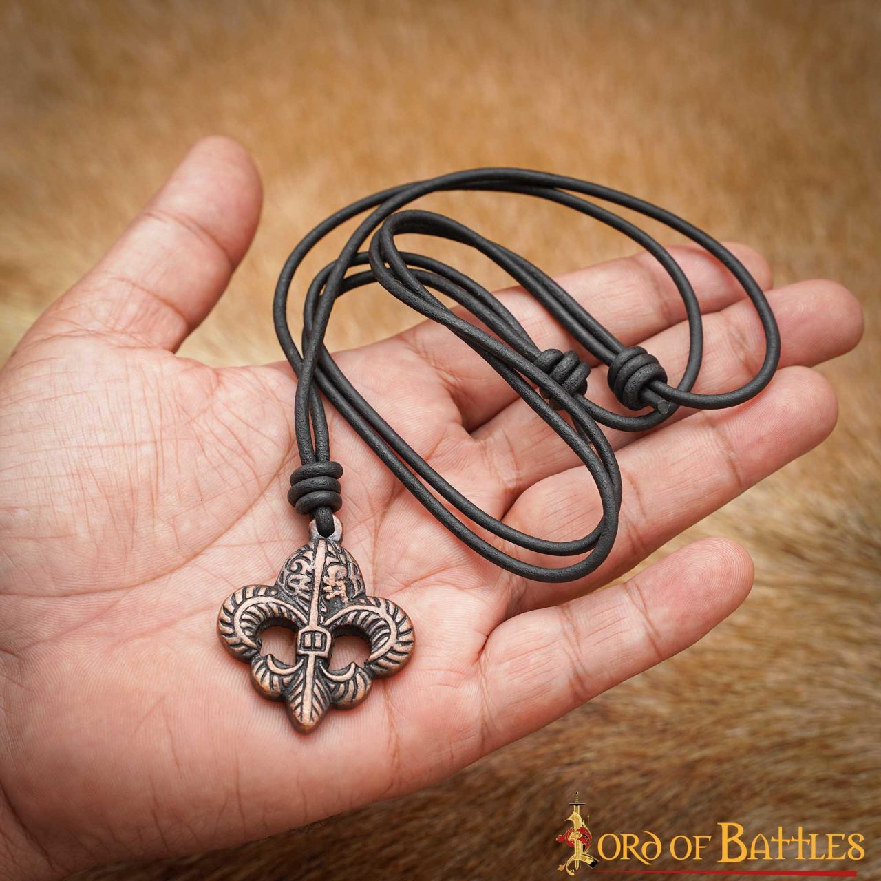 Imagen única de: Colgante Flor de Lis con cordón de cuero ajustable - imagen 7