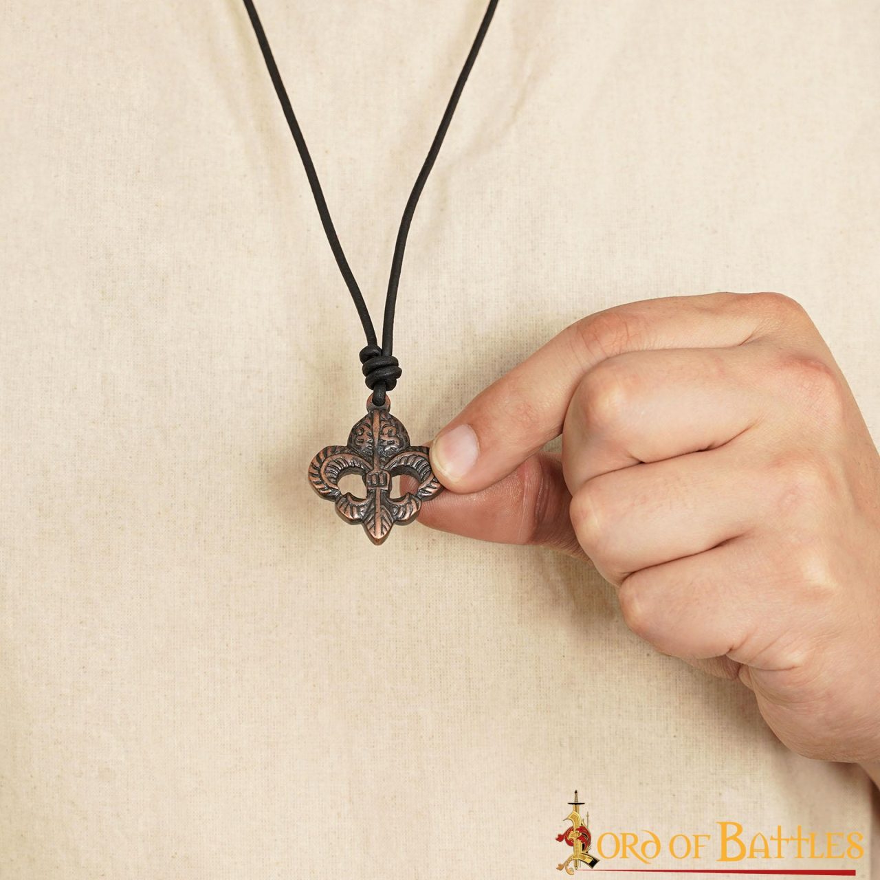 Imagen única de: Colgante Flor de Lis con cordón de cuero ajustable - imagen 4