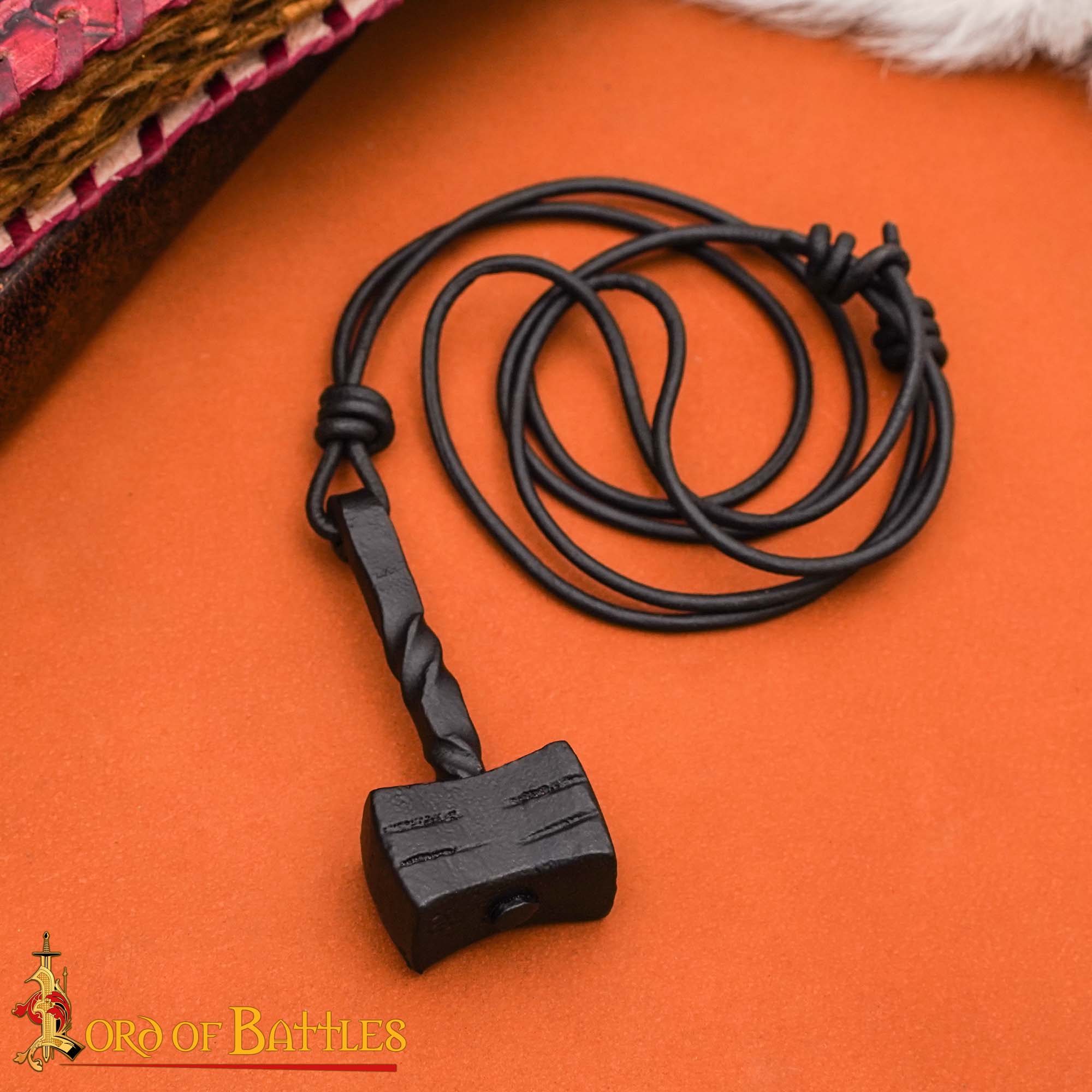 Imagen única de: Colgante Mjölnir (martillo de Thor) forjado a mano en hierro - imagen 7