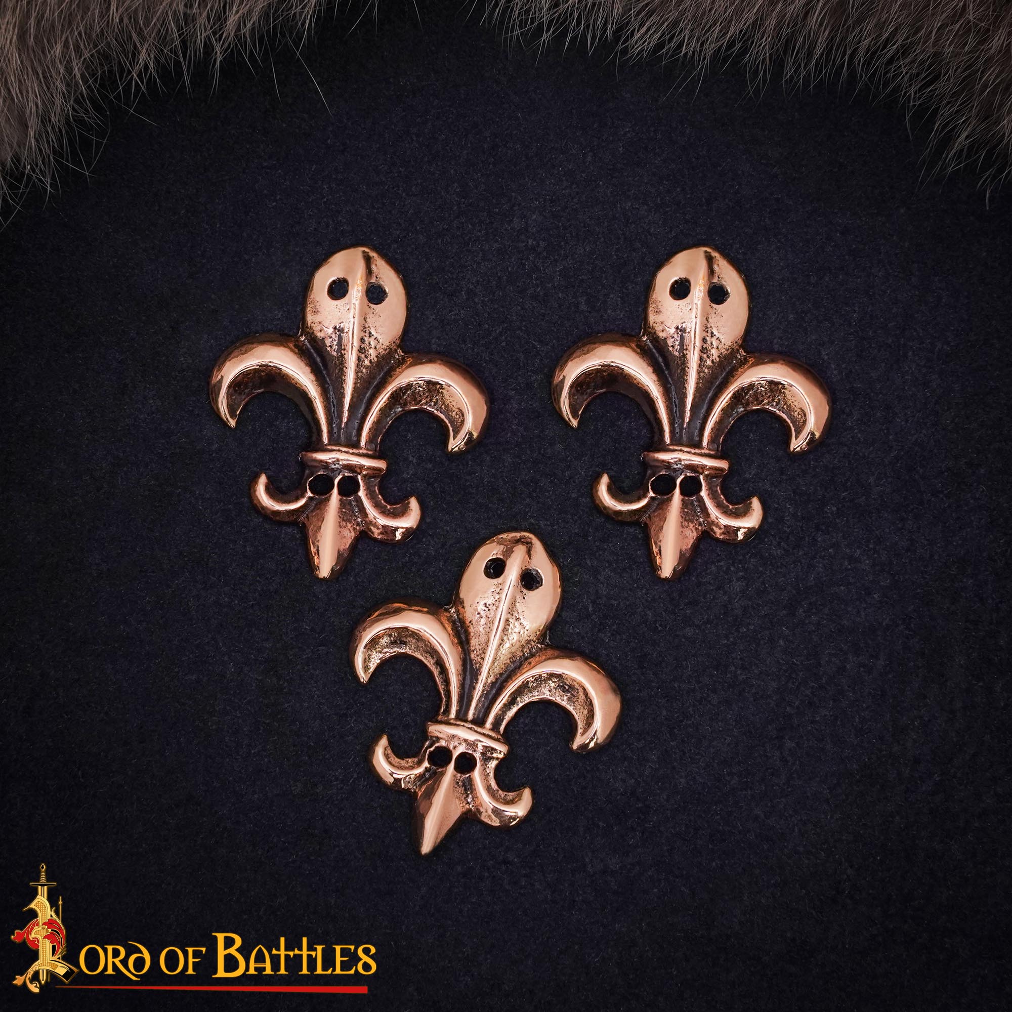 Adorno de cinturón Flor de lis en bronce (siglos XII–XV) - Envejecido