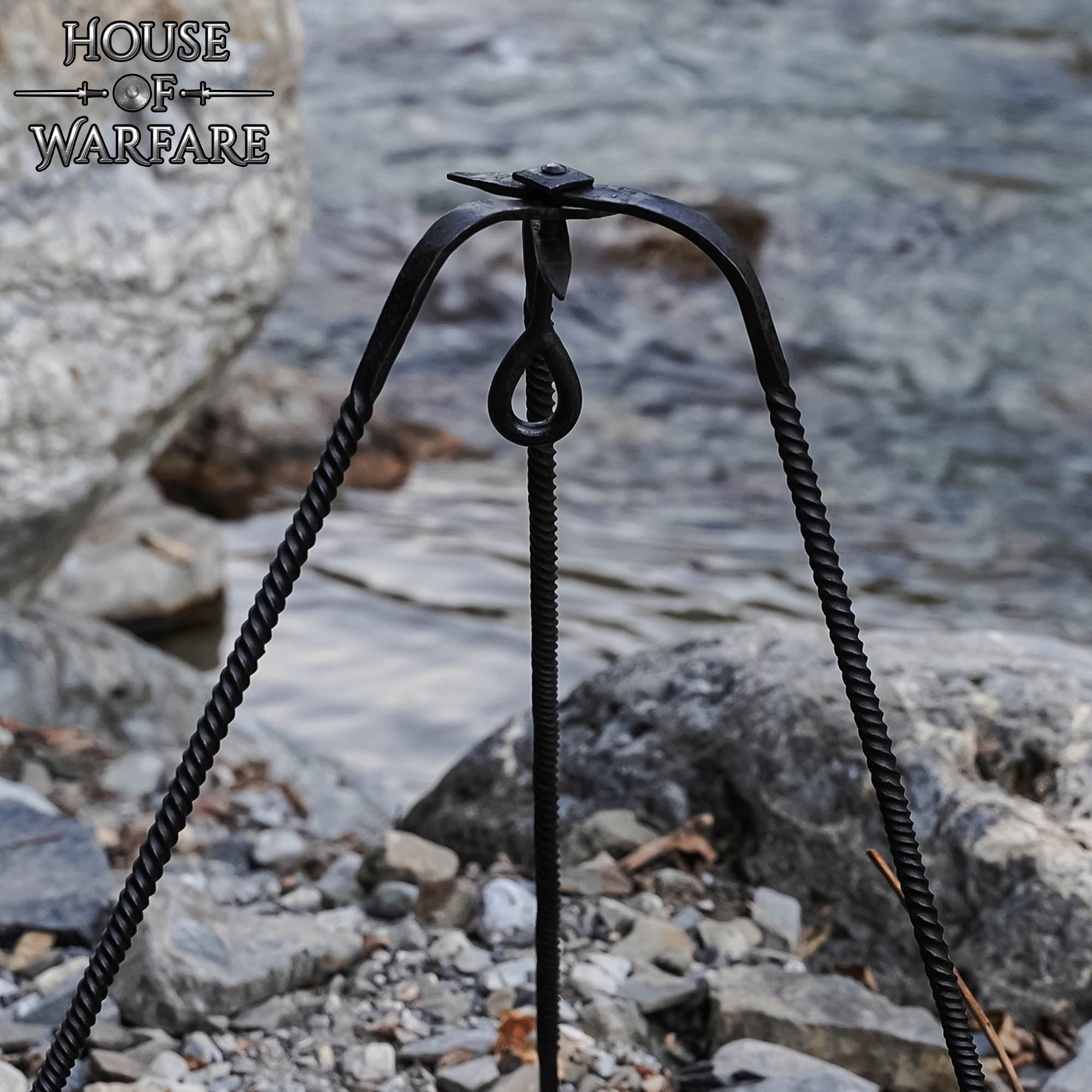 Imagen única de: Trípode de Cocina de Hierro Medieval Forjado a Mano - Acabado en Negro Soporte de Hoguera para Cocinar Al Aire Libre
