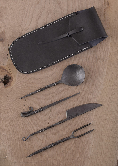 Imagen única de: Cubiertos Forjados A Mano, Cuatro Piezas Con Estuche De Cuero.