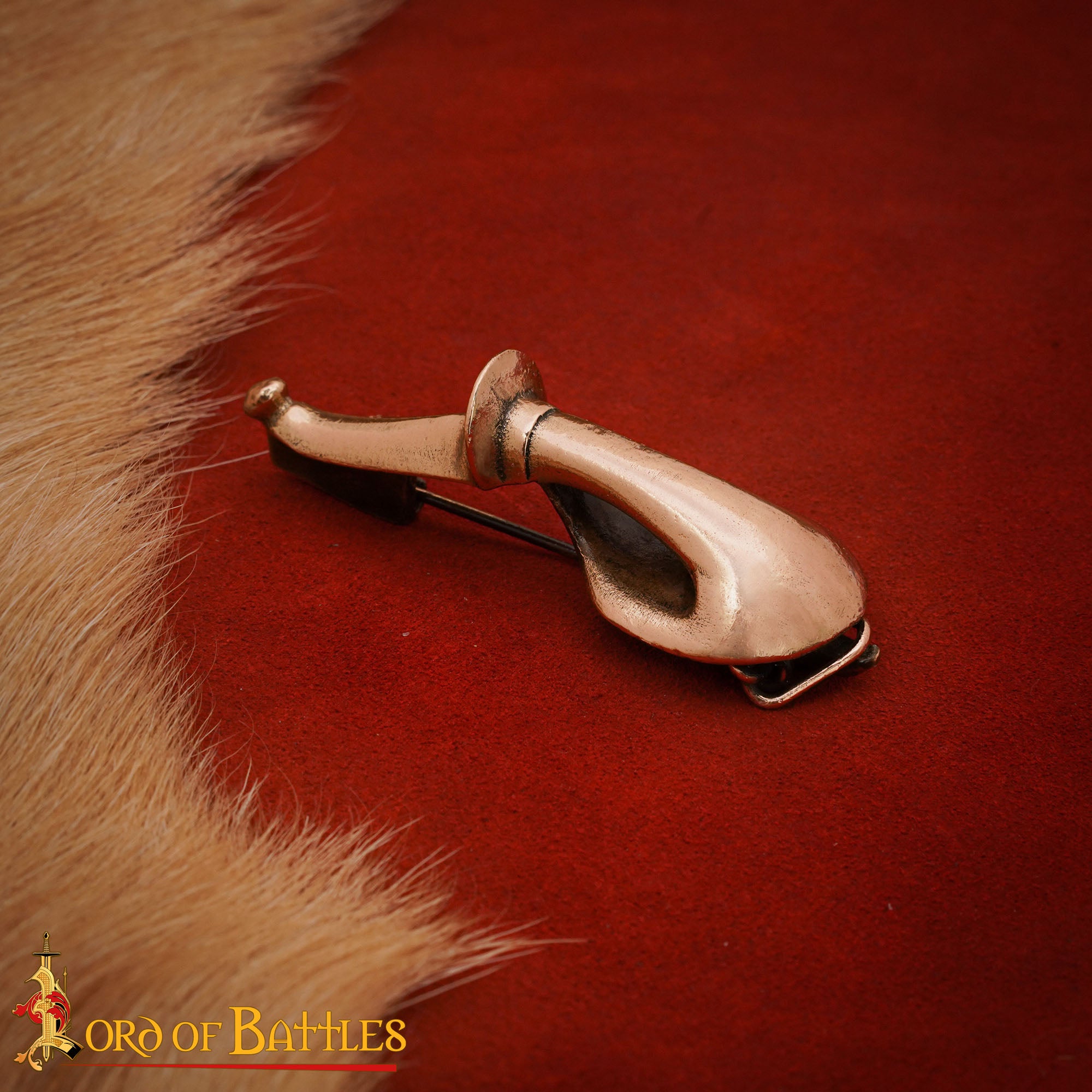 Fíbula romana siglo IV — botón bulboso en bronce fundido