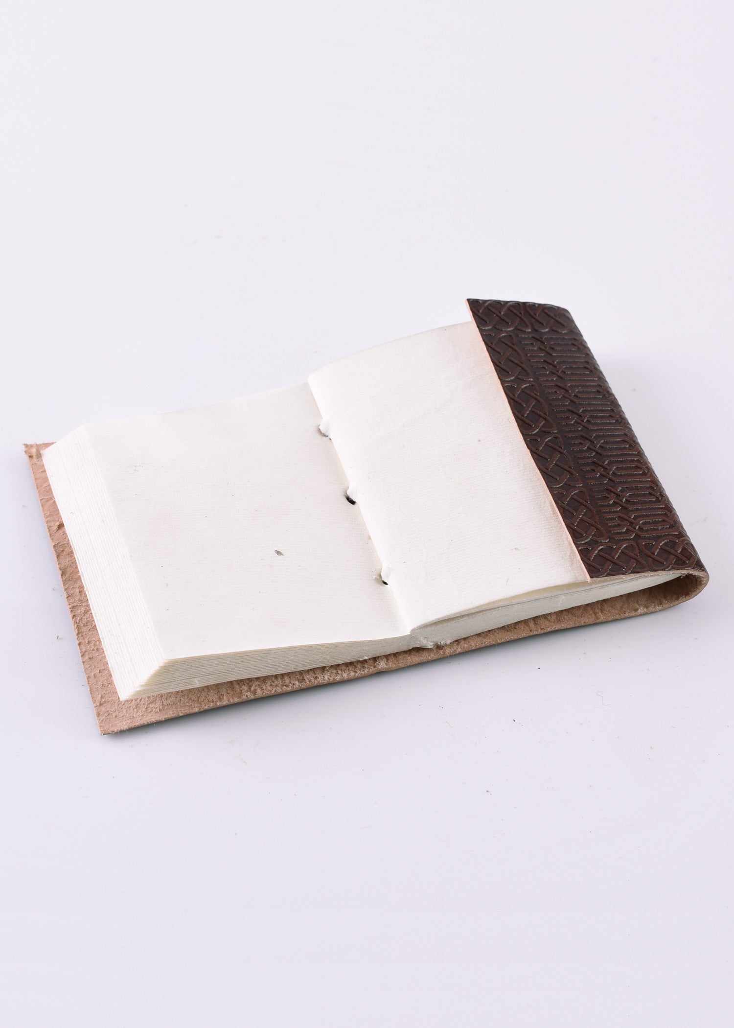 Imagen única de: Cuaderno Pequeño Con Tapa De Piel Gofrada, Aprox. 7 X 9 Cm.