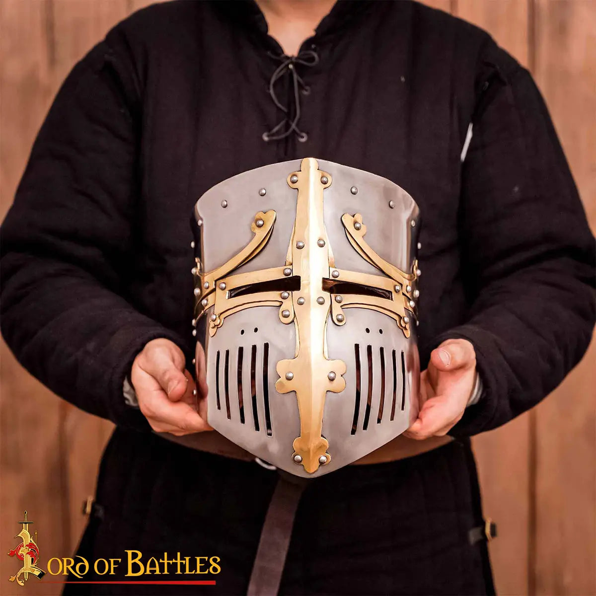 Casco medieval tipo pot con remates de latón y forro acolchado - imagen 13