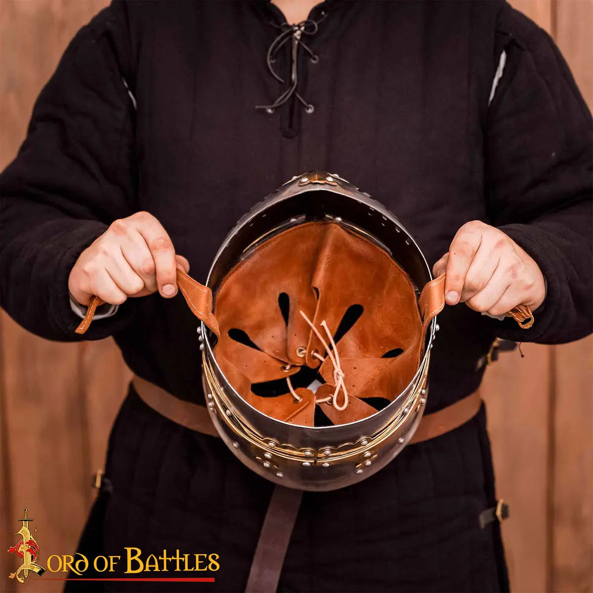 Casco medieval tipo pot con remates de latón y forro acolchado - imagen 14