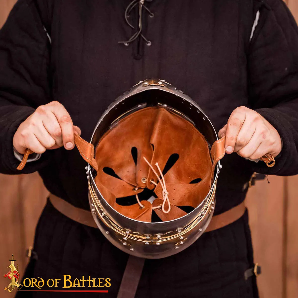Casco medieval tipo pot con remates de latón y forro acolchado - imagen 6
