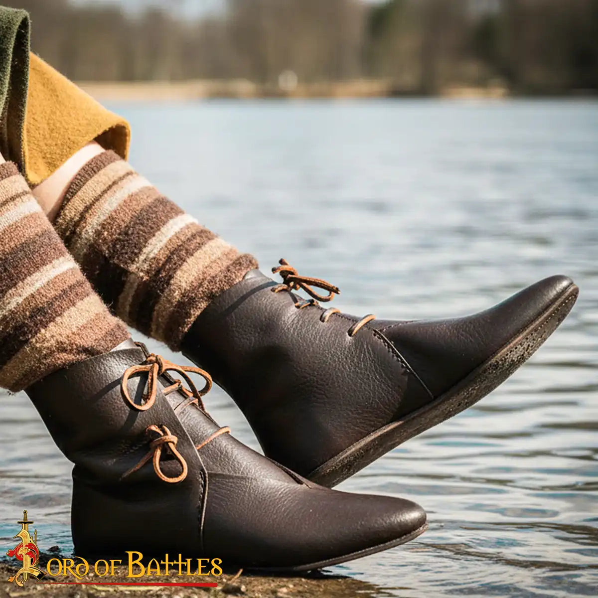 Botines medievales de cuero con cordones laterales