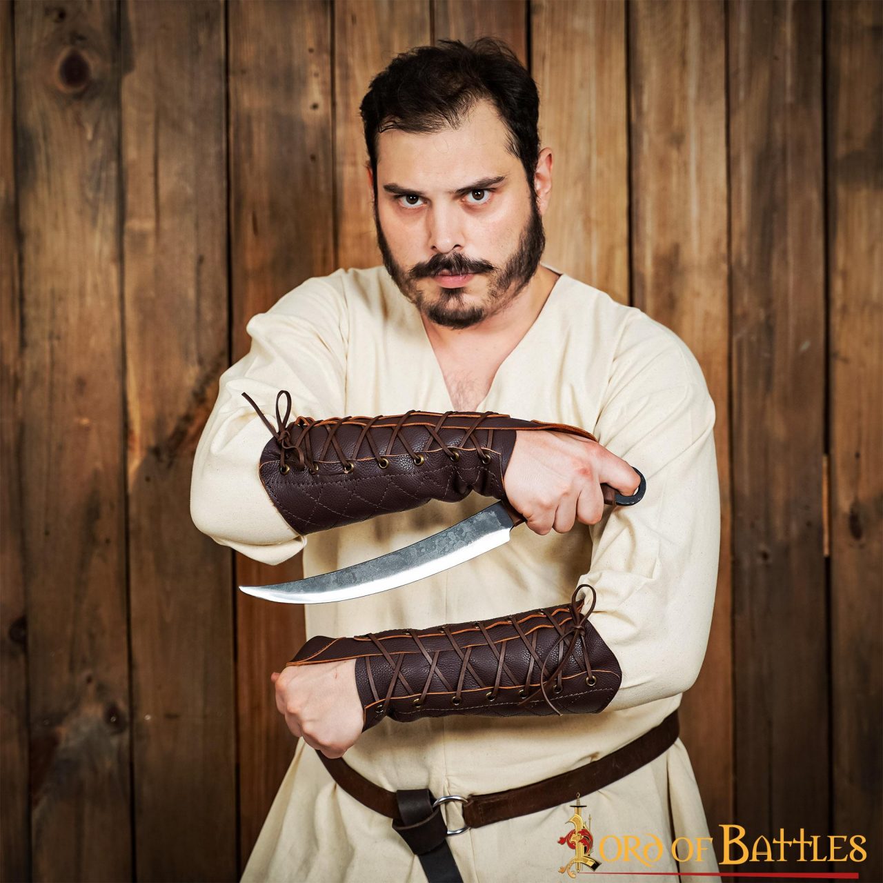 Imagen única de: Brazal de cuero acolchado con protector de pulgar para arquería y LARP