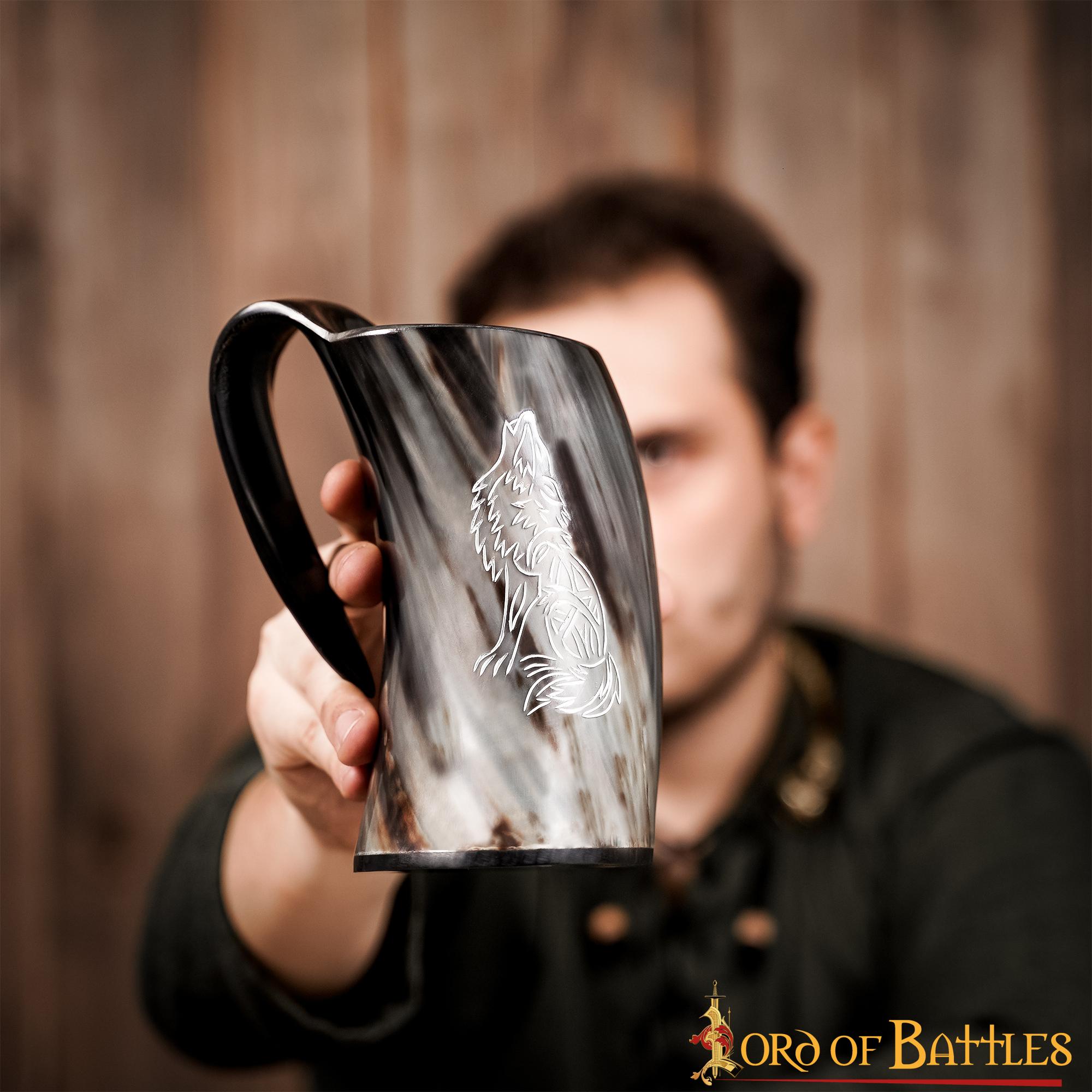 Imagen única de: Jarro Vikingo de Cuerno con Nudos de Lobo Celta (600ml)