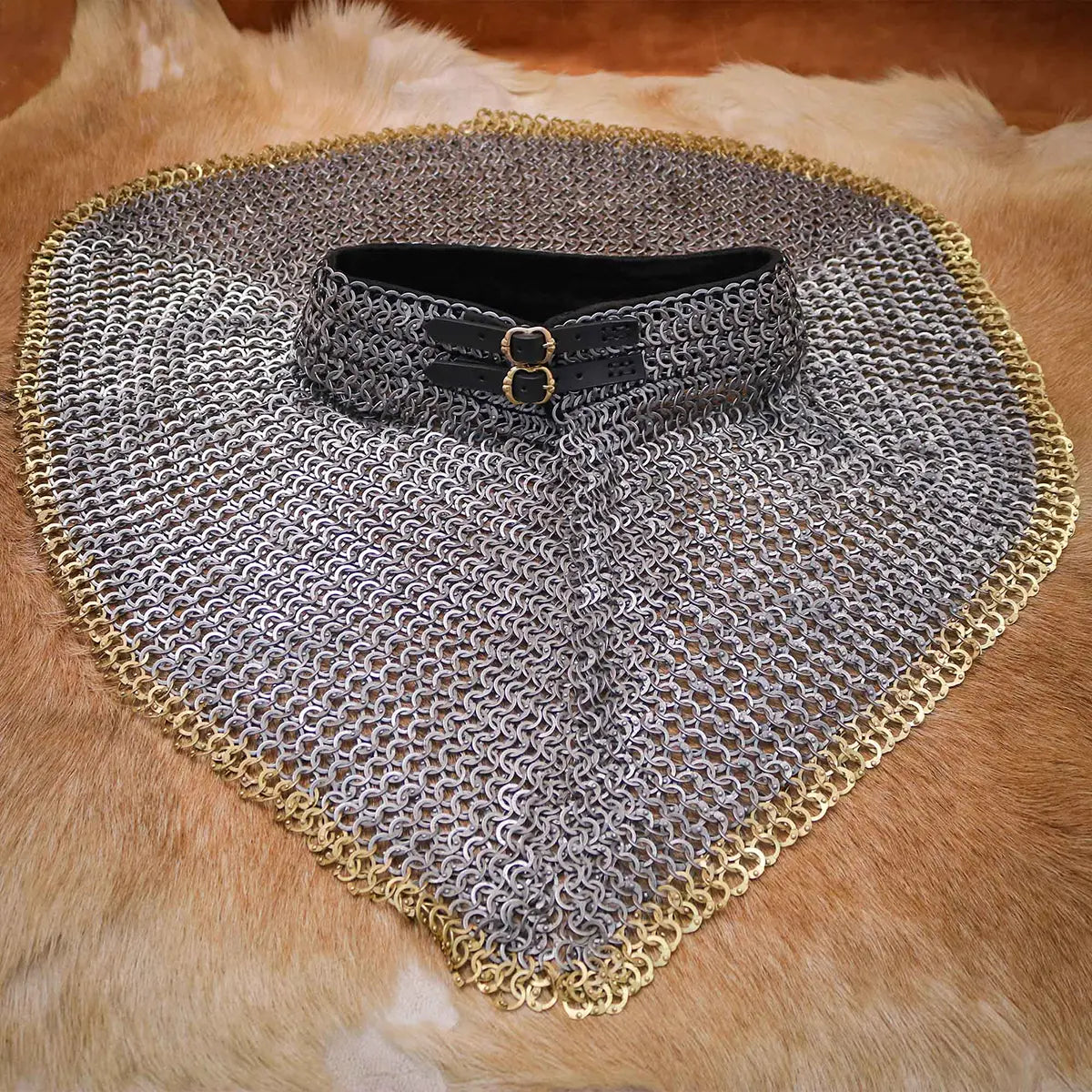 Gorguera de malla 9 mm en acero 17 gauge con borde en latón y collar de cuero - imagen 4